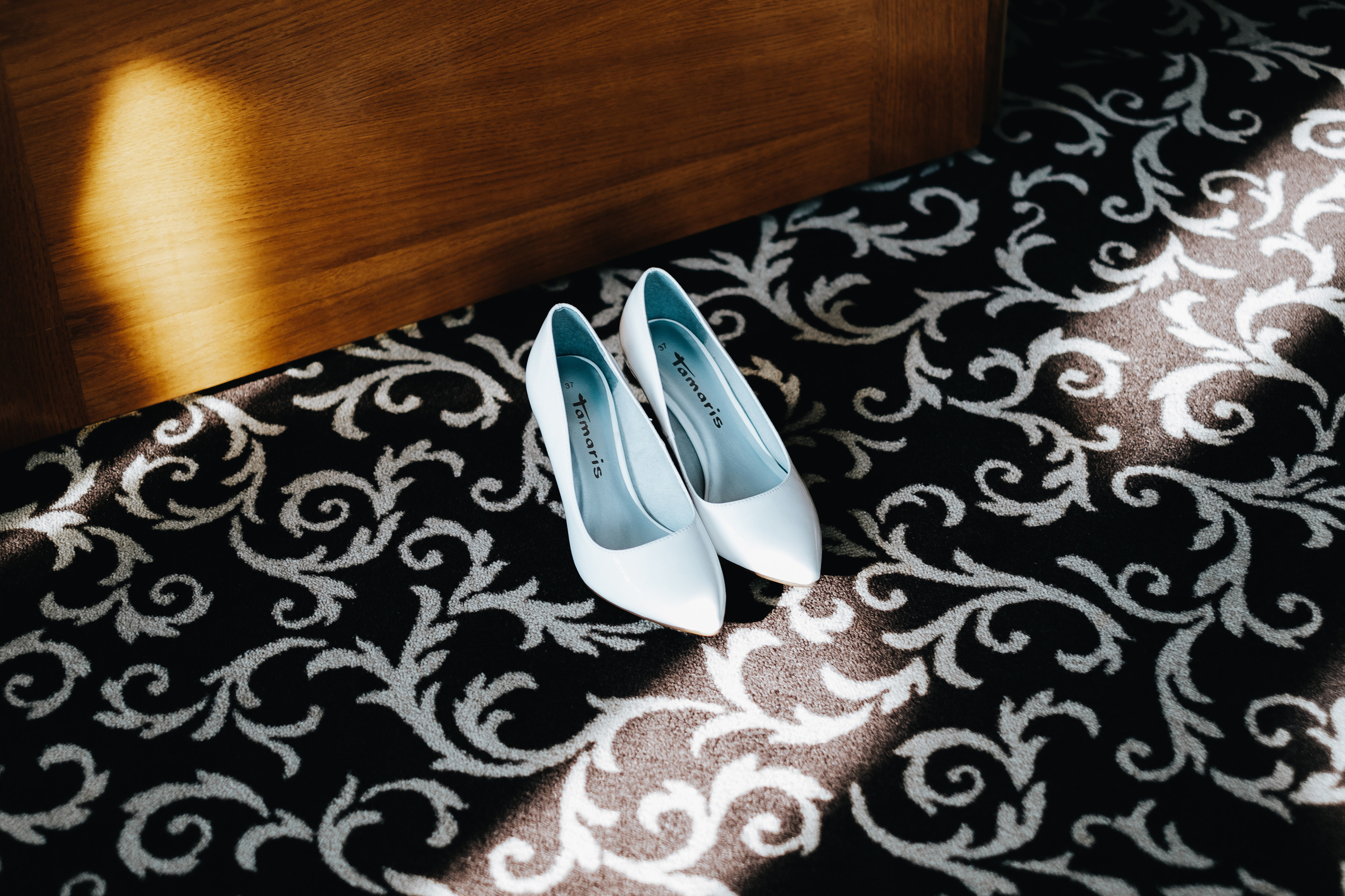 Līgavas kurpes kāzu dienā