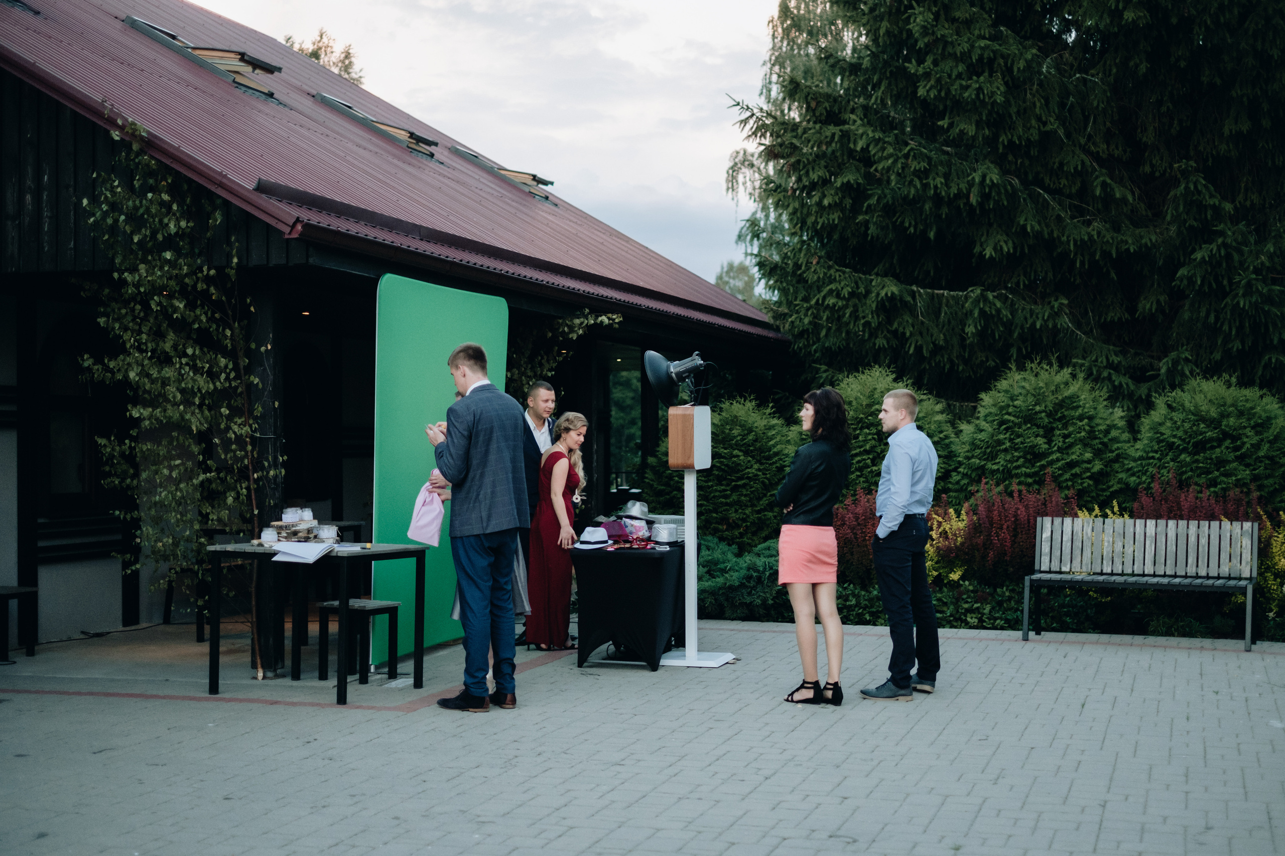 Rinda uz foto kastes aktivitāti kāzu svinības. 