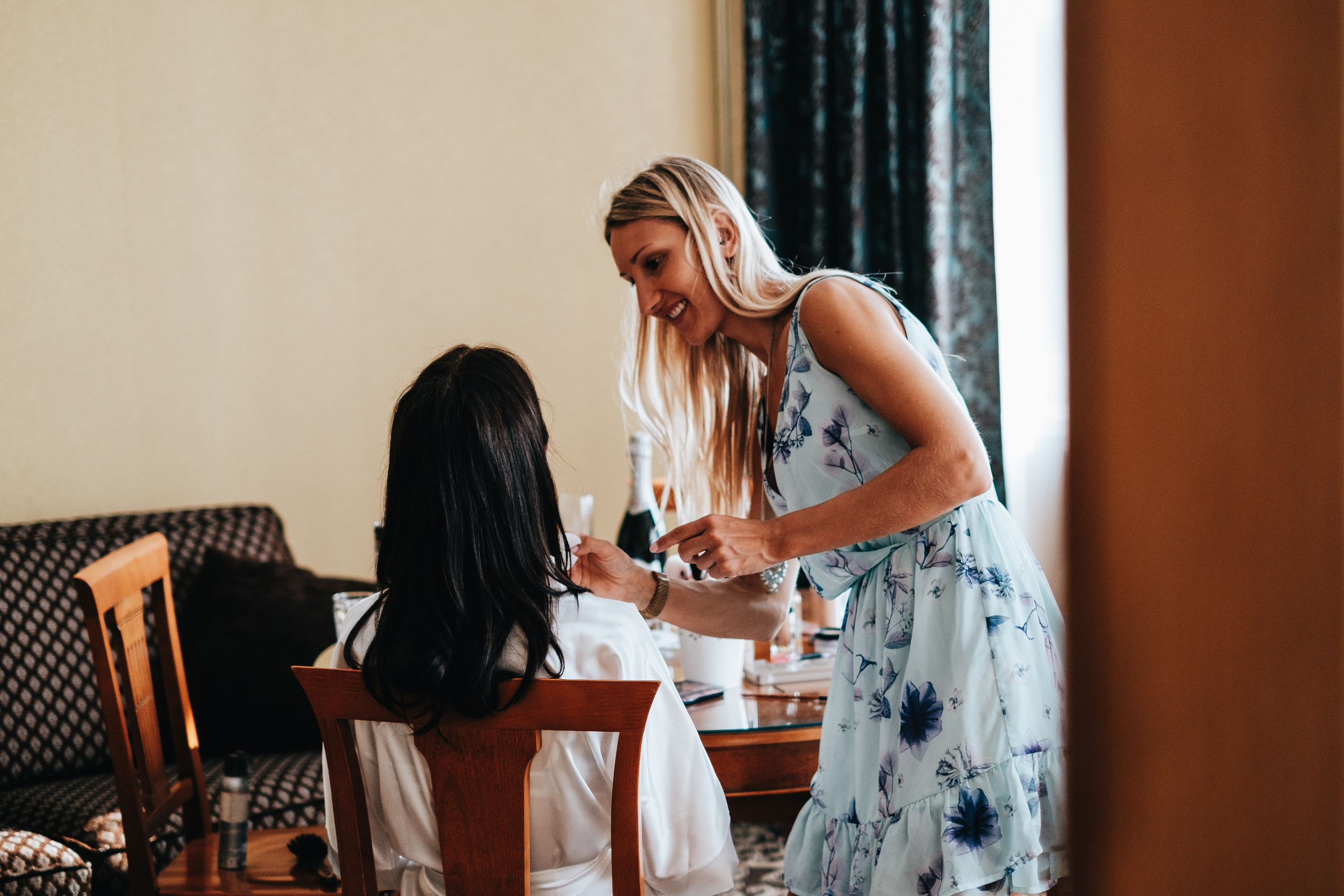 Kāzu makeup maksliniece liek līgavai kāzu dienas grimmu