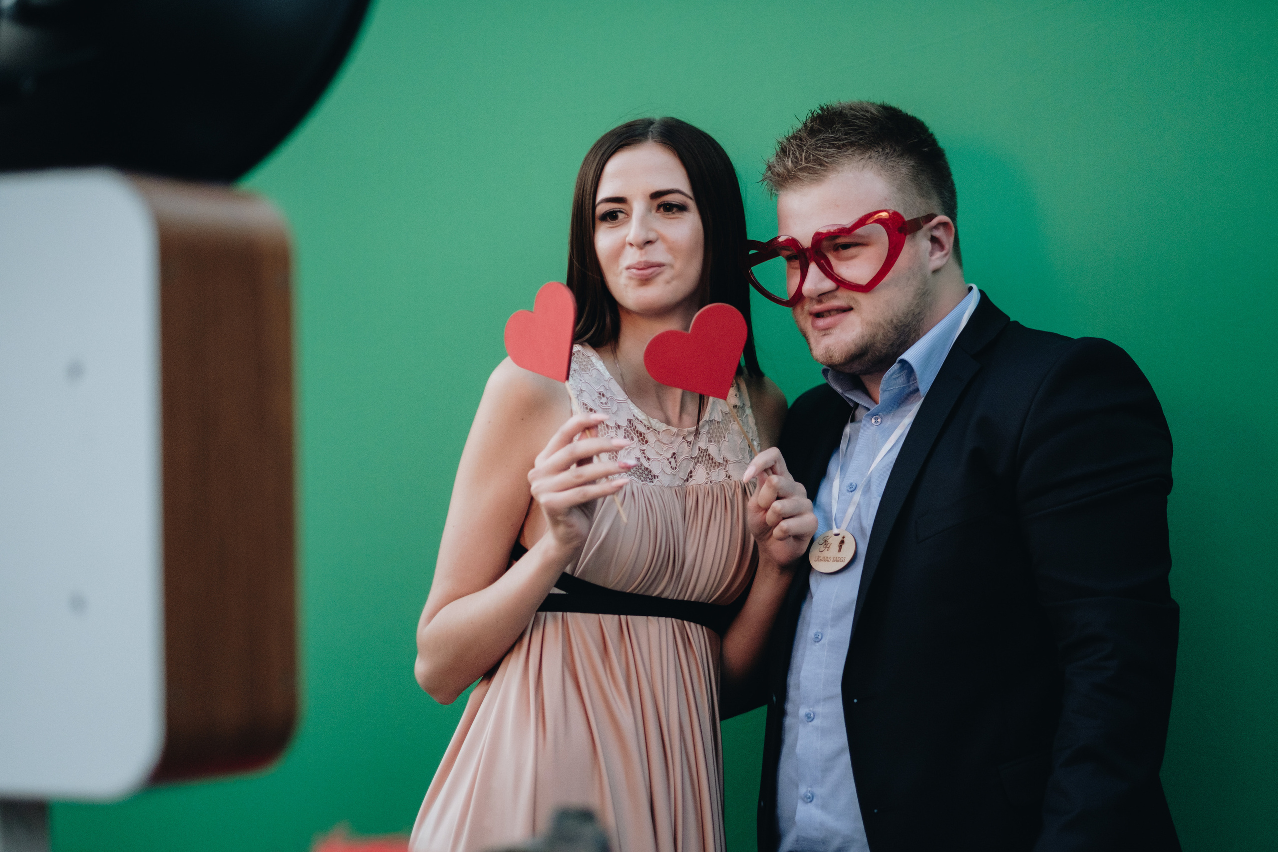 Emocijas, prieks, smiekli un drukāts momentfoto attēls kāzās. 