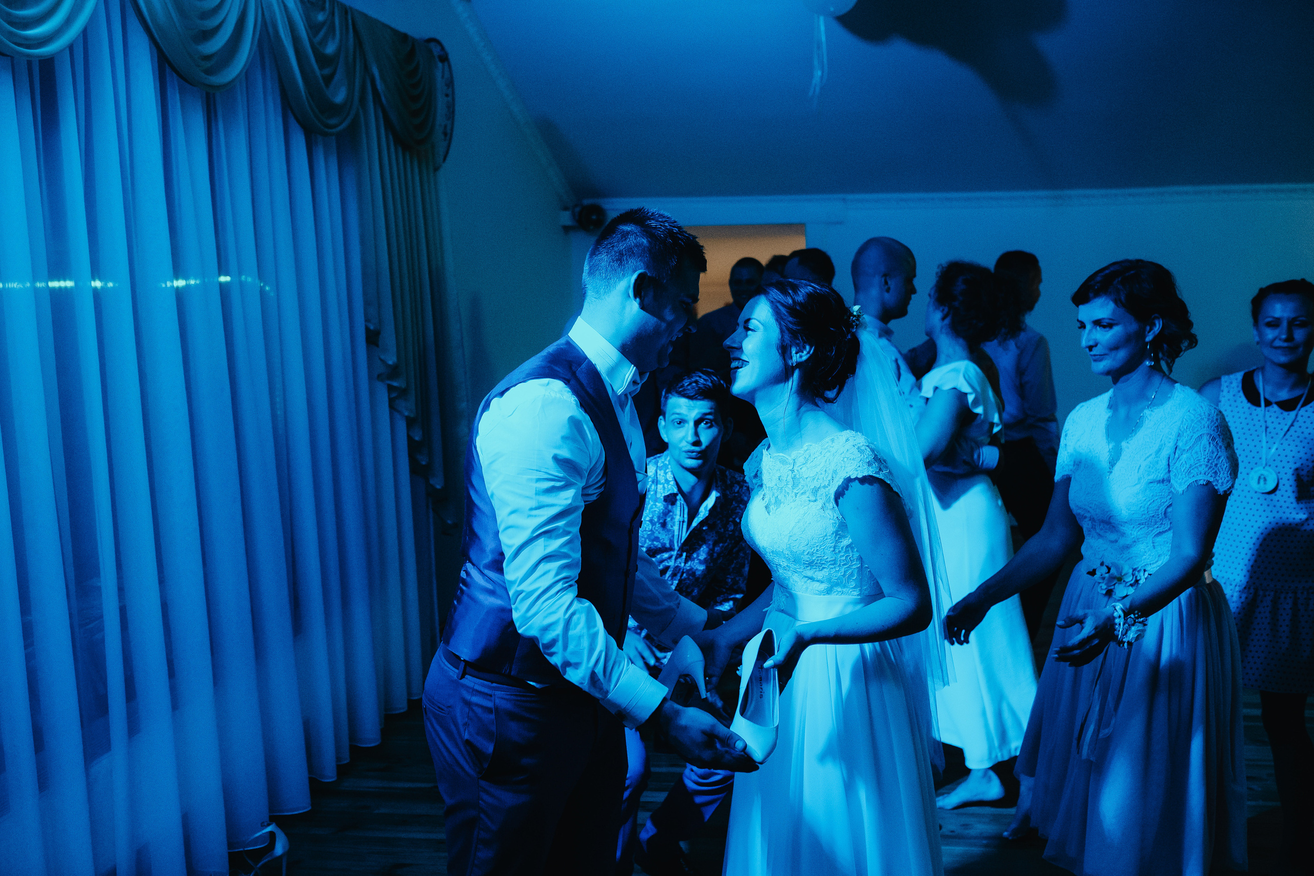 Kāzu vakara daļās spēles, ko vada vakara vadītājs