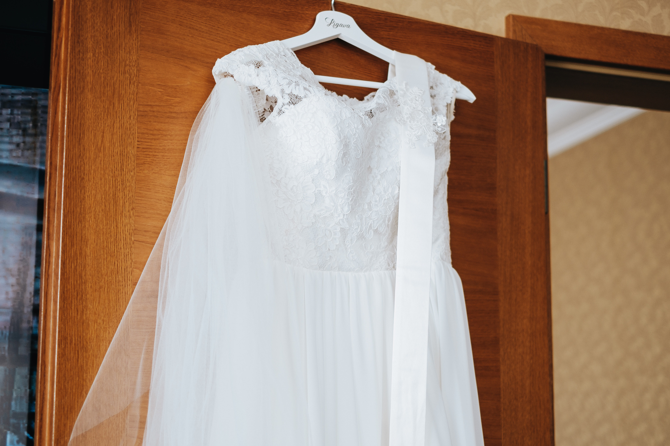 Skaista līgavas kleita kāzu dienā, kāzu foto no līgavas gatavošanās