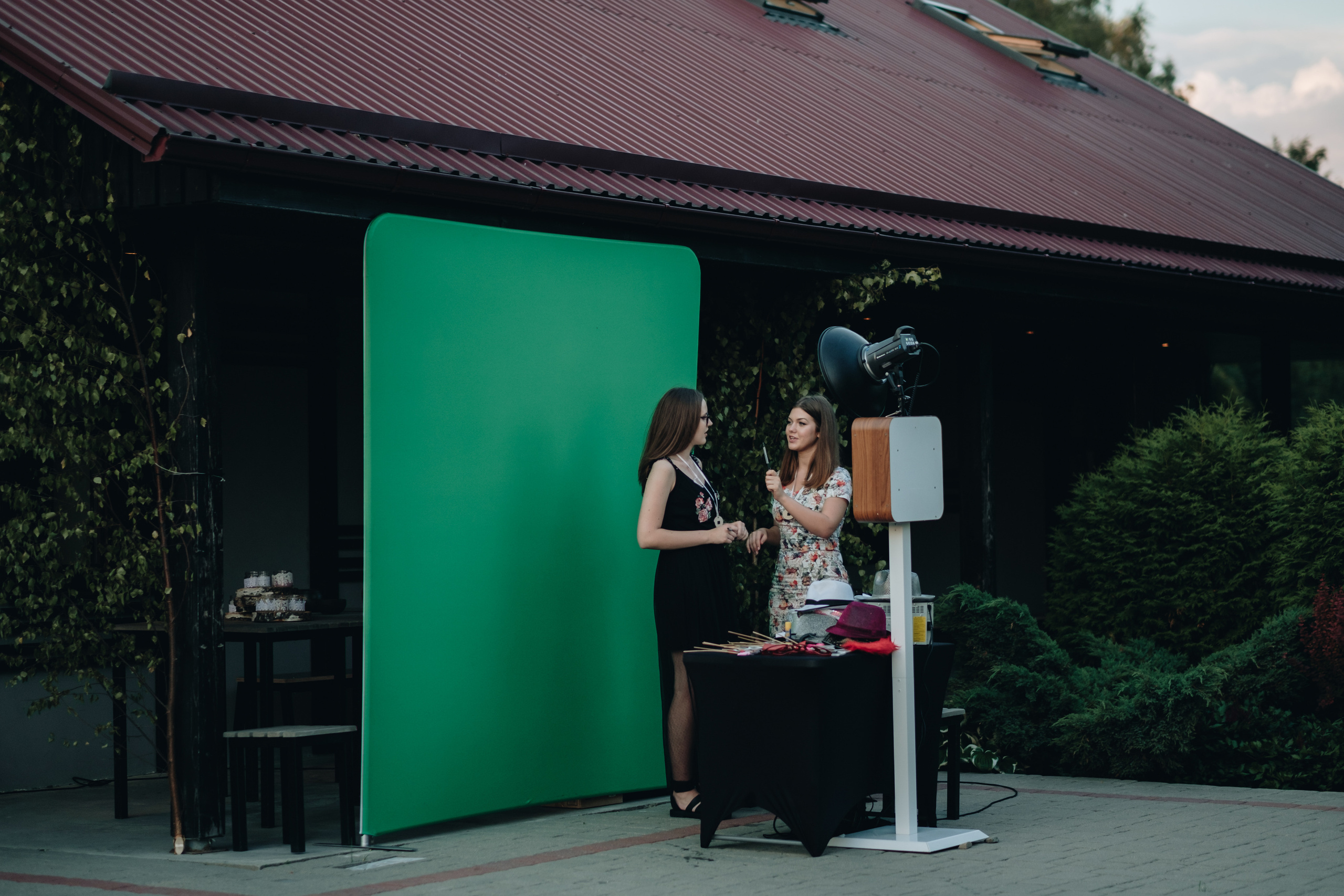 Zaļa fona sistēma, kura maina fona sistēmas attēlus un foto kaste. Lieliska foto atrakcija kāzu svinībam. Momentfoto durkas kāzu svinības - prieks viesiem un momentfoto uz rokas. 