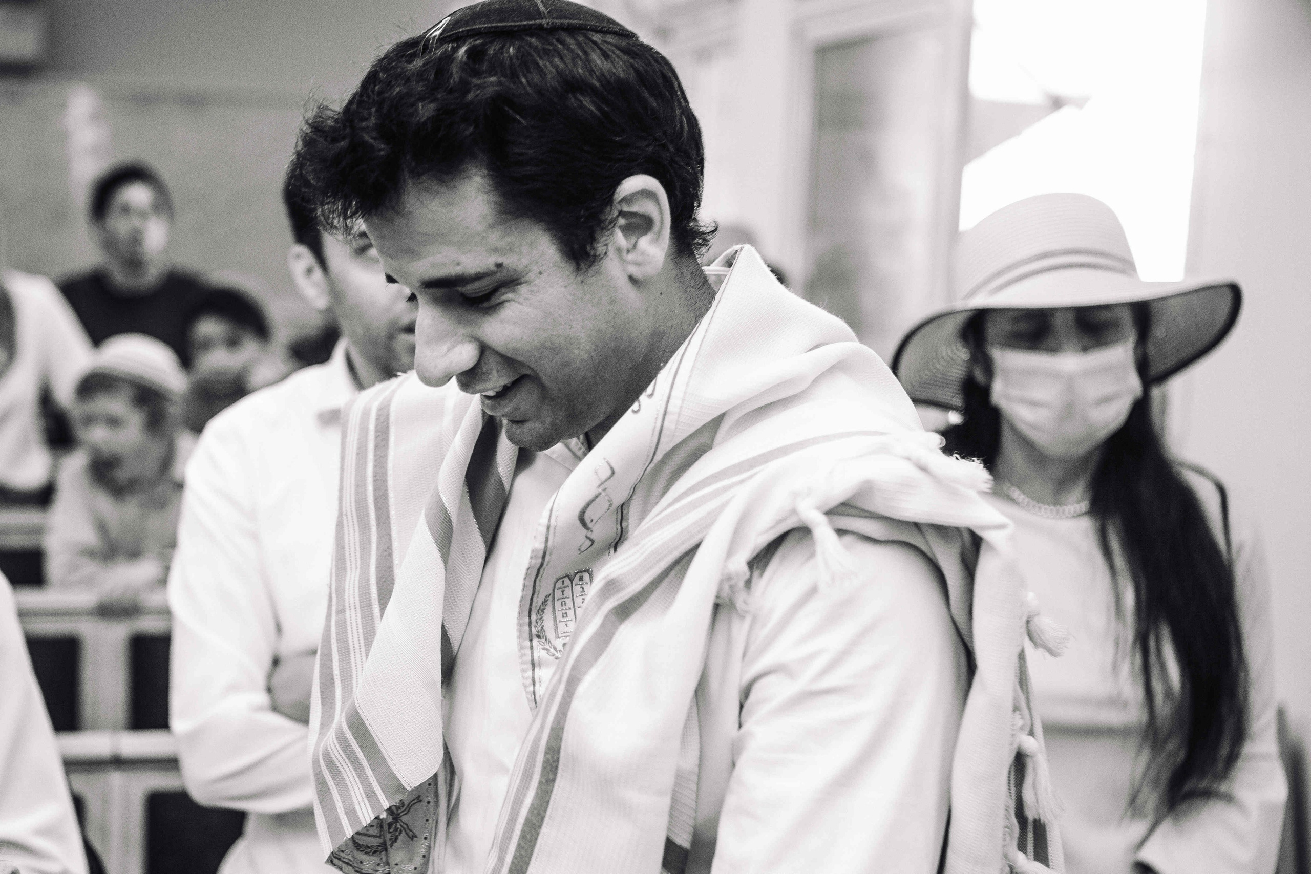 BRITH MILA IN THE SMALL SYNAGOGUE. PHOTOGRAPHER IN ISRAEL
