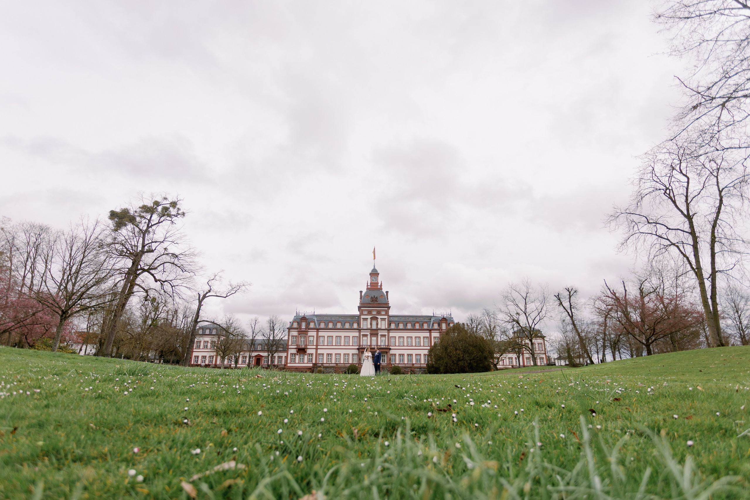 Hochzeitspaar auf den Wegen vor Schloss Philippsruhe Hanau