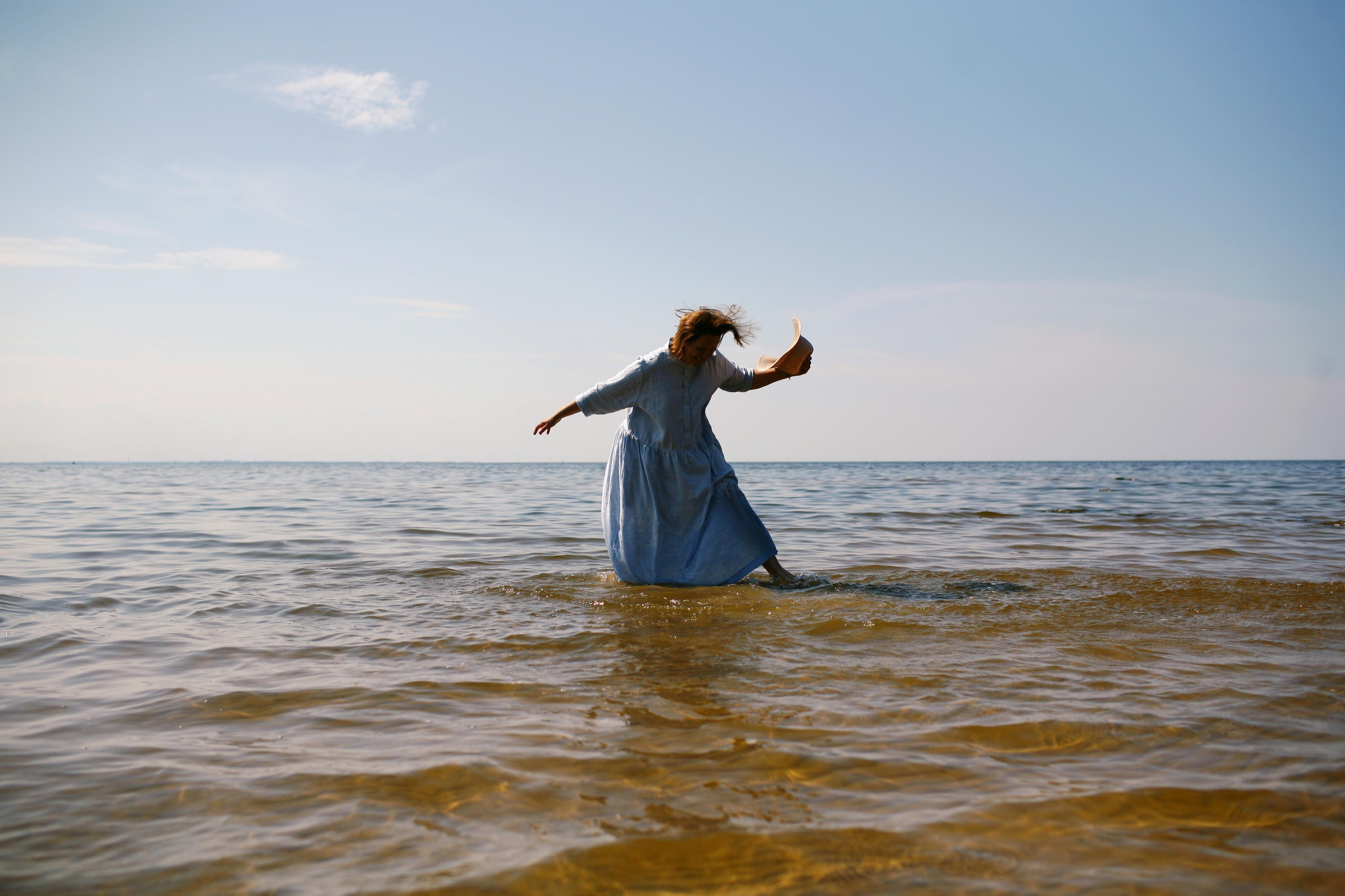 Anna, be herself. Water and sun. Victoria Dini. Art photography in London / Folkestone, UK