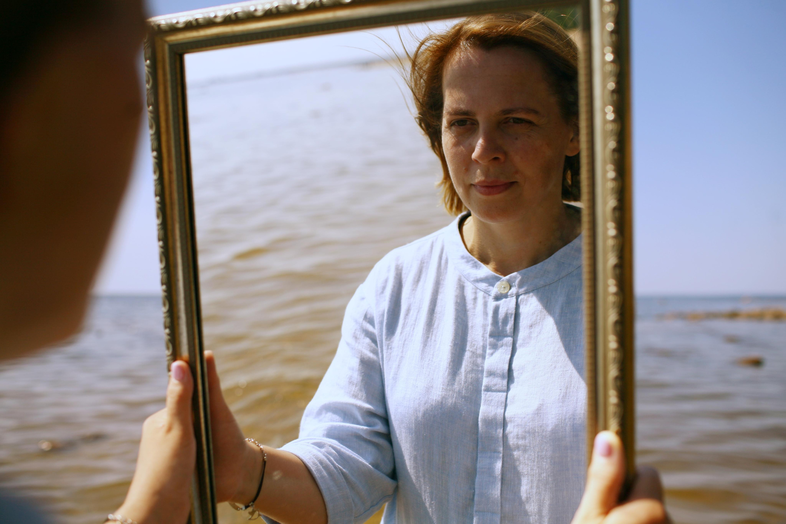 Anna, be herself. Water and sun. Victoria Dini. Art photography in London / Folkestone, UK