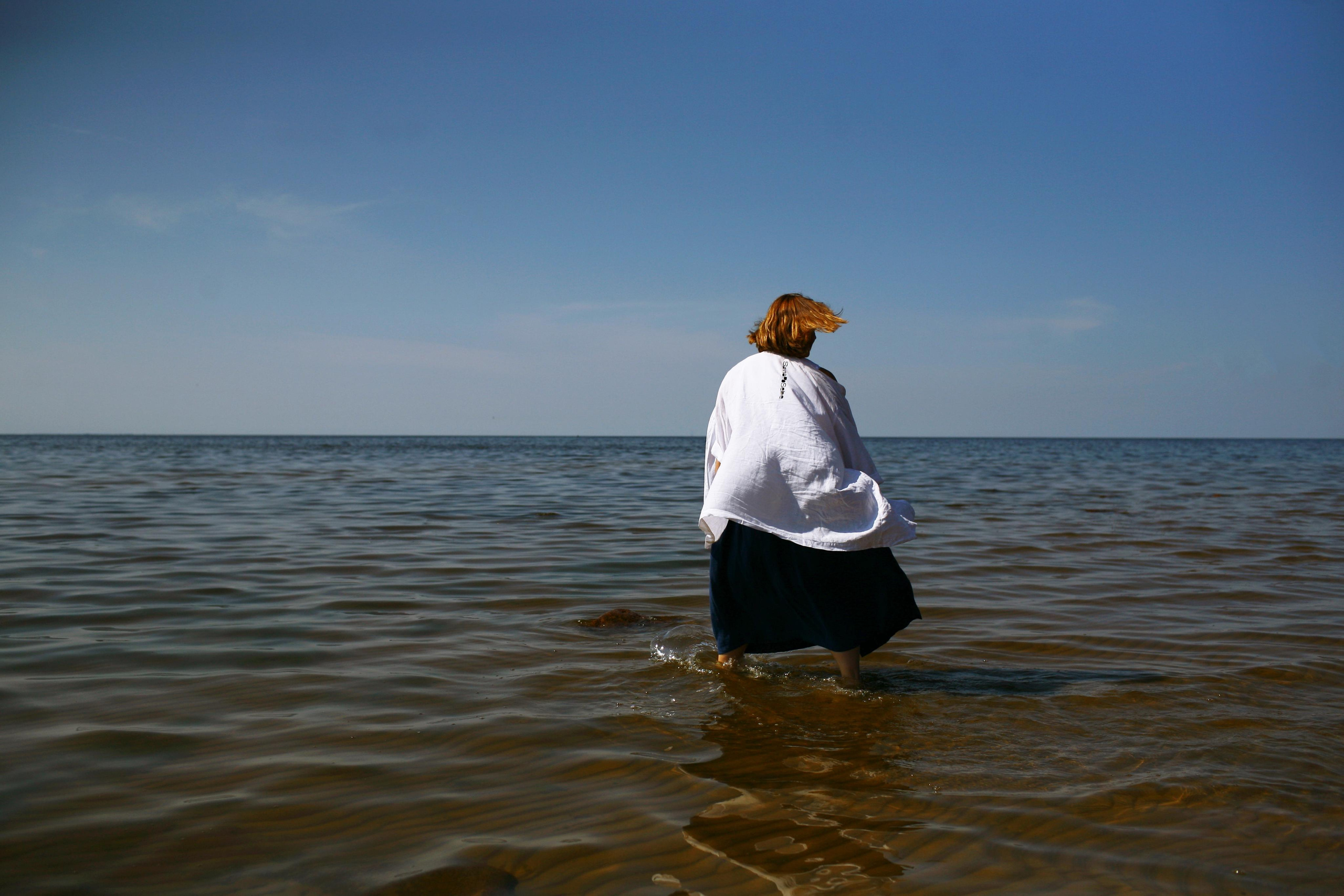 Anna, be herself. Water and sun. Victoria Dini. Art photography in London / Folkestone, UK