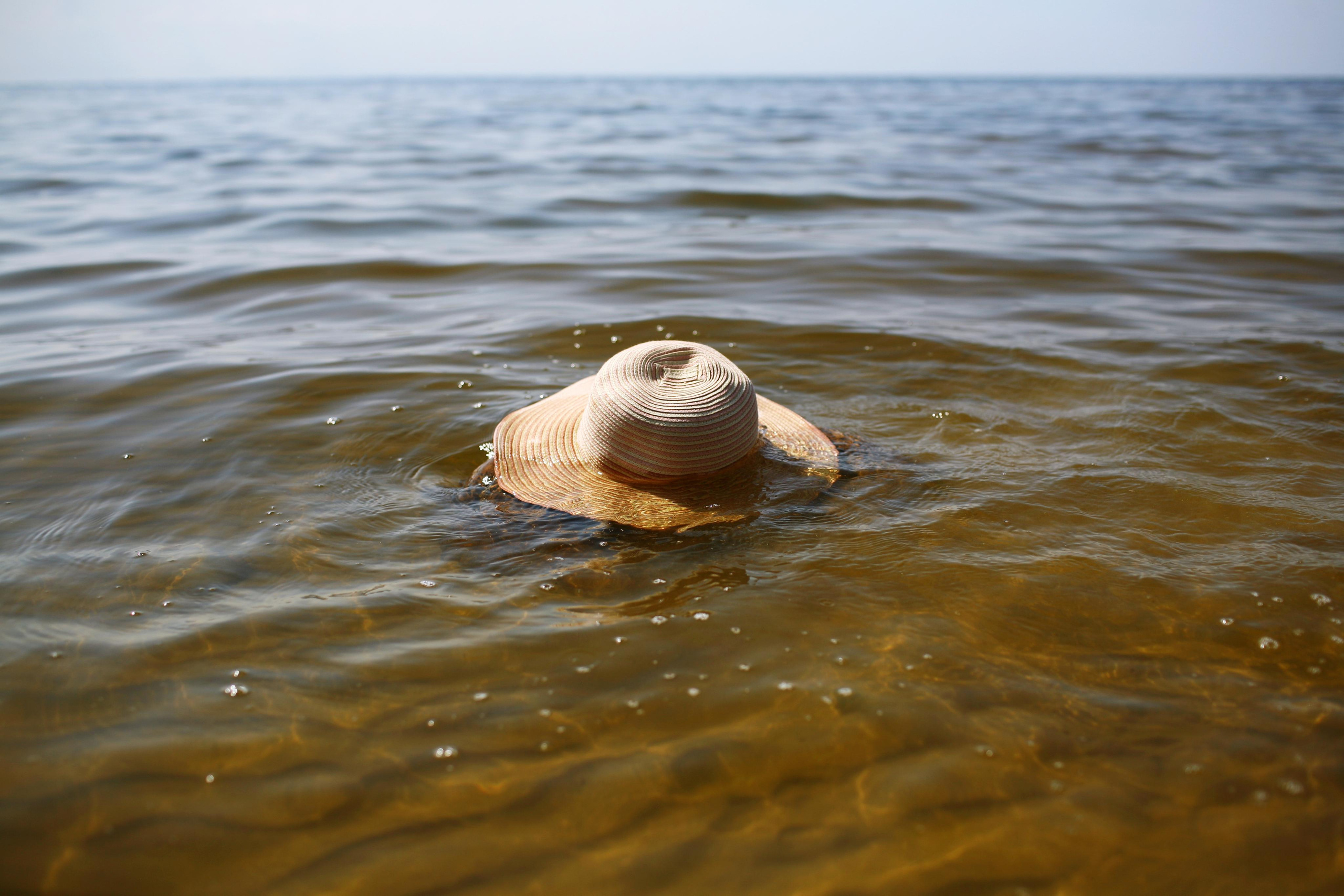 Anna, be herself. Water and sun. Victoria Dini. Art photography in London / Folkestone, UK