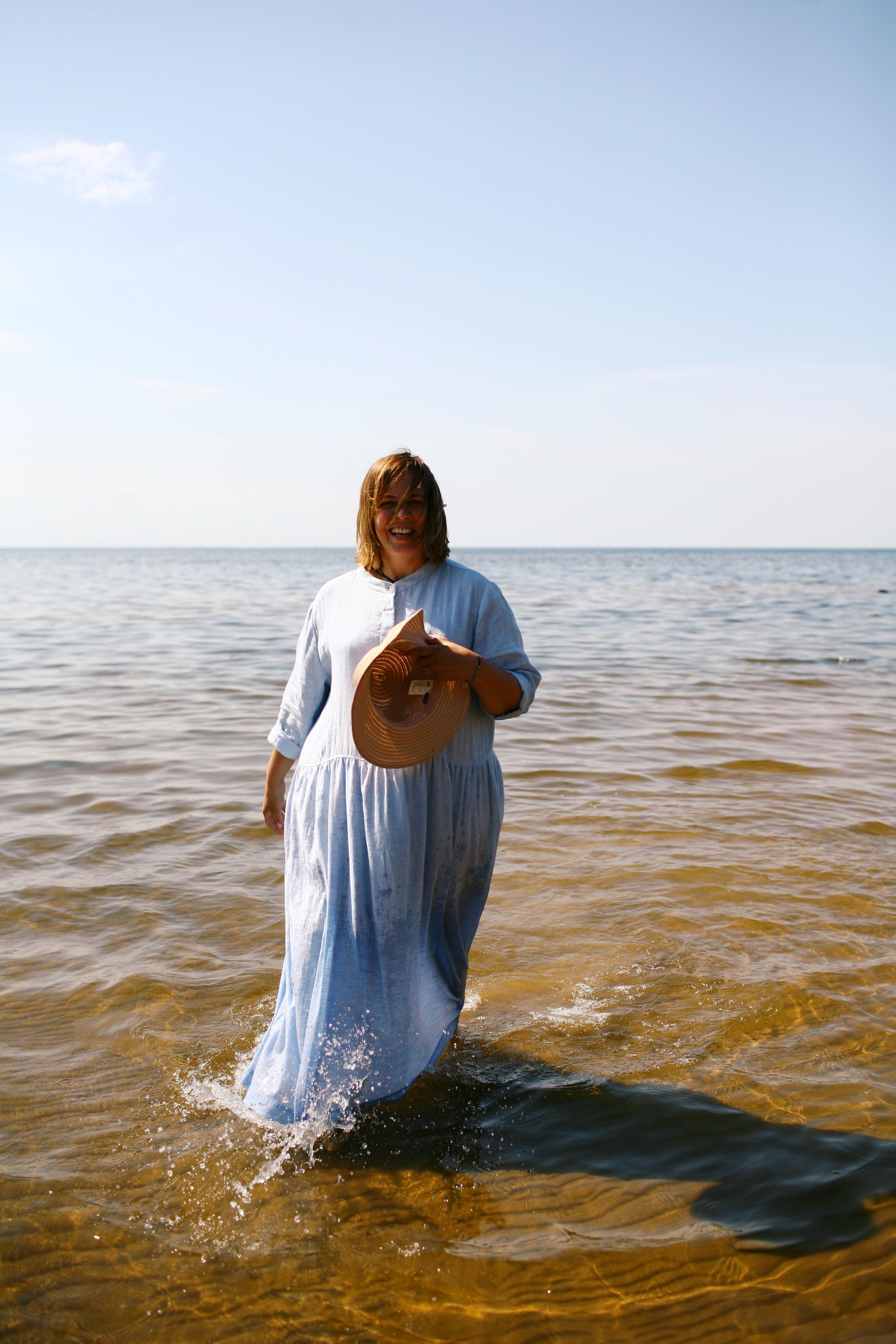 Anna, be herself. Water and sun. Victoria Dini. Art photography in London / Folkestone, UK