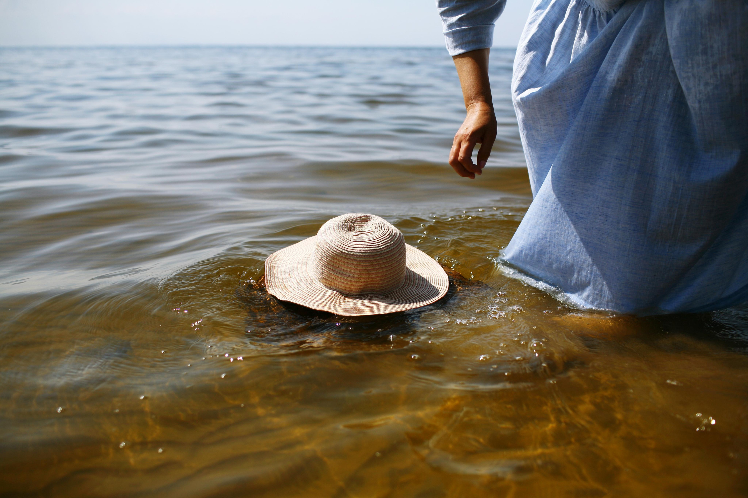 Anna, be herself. Water and sun. Victoria Dini. Art photography in London / Folkestone, UK