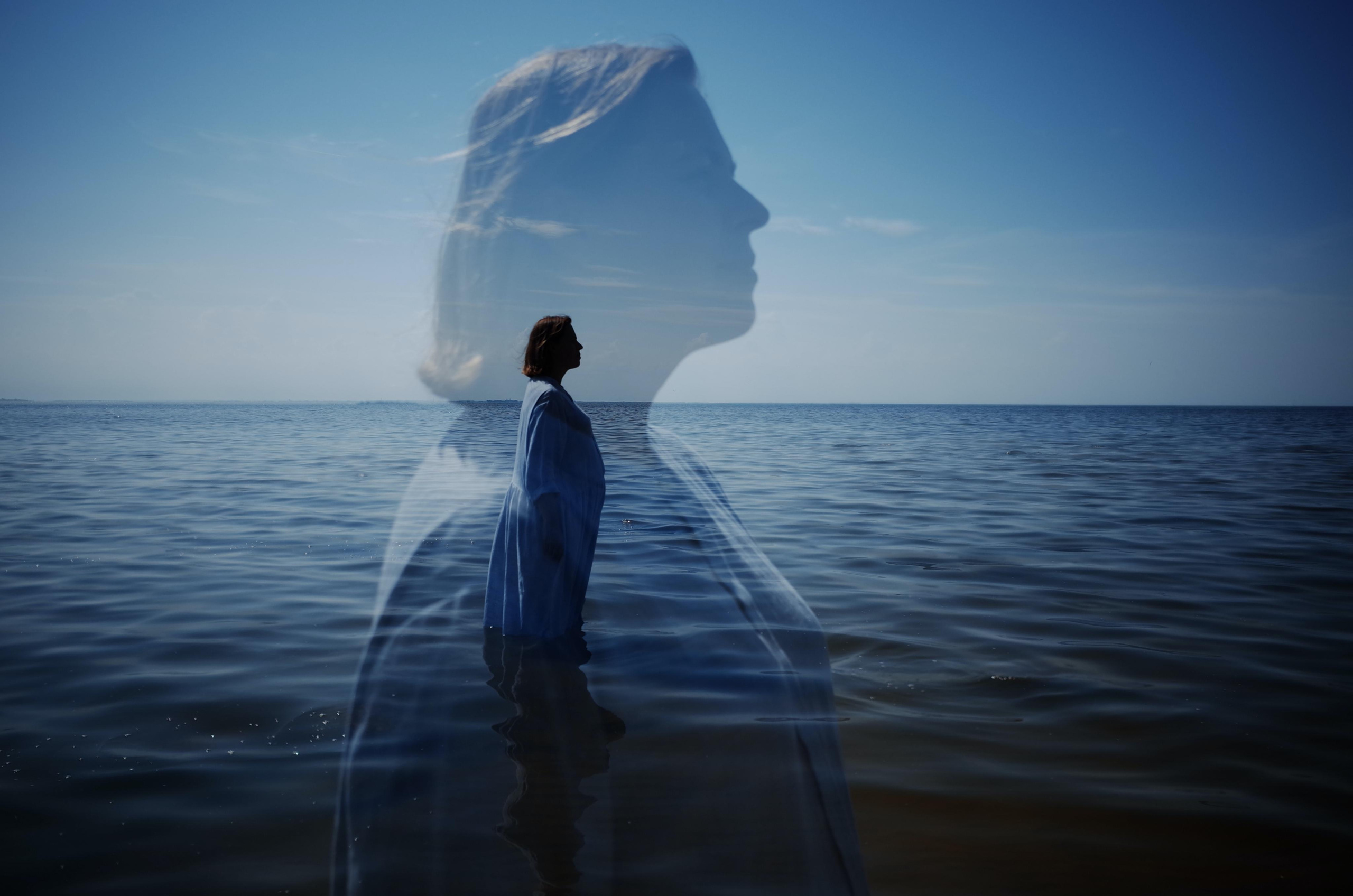 Anna, be herself. Water and sun. Victoria Dini. Art photography in London / Folkestone, UK