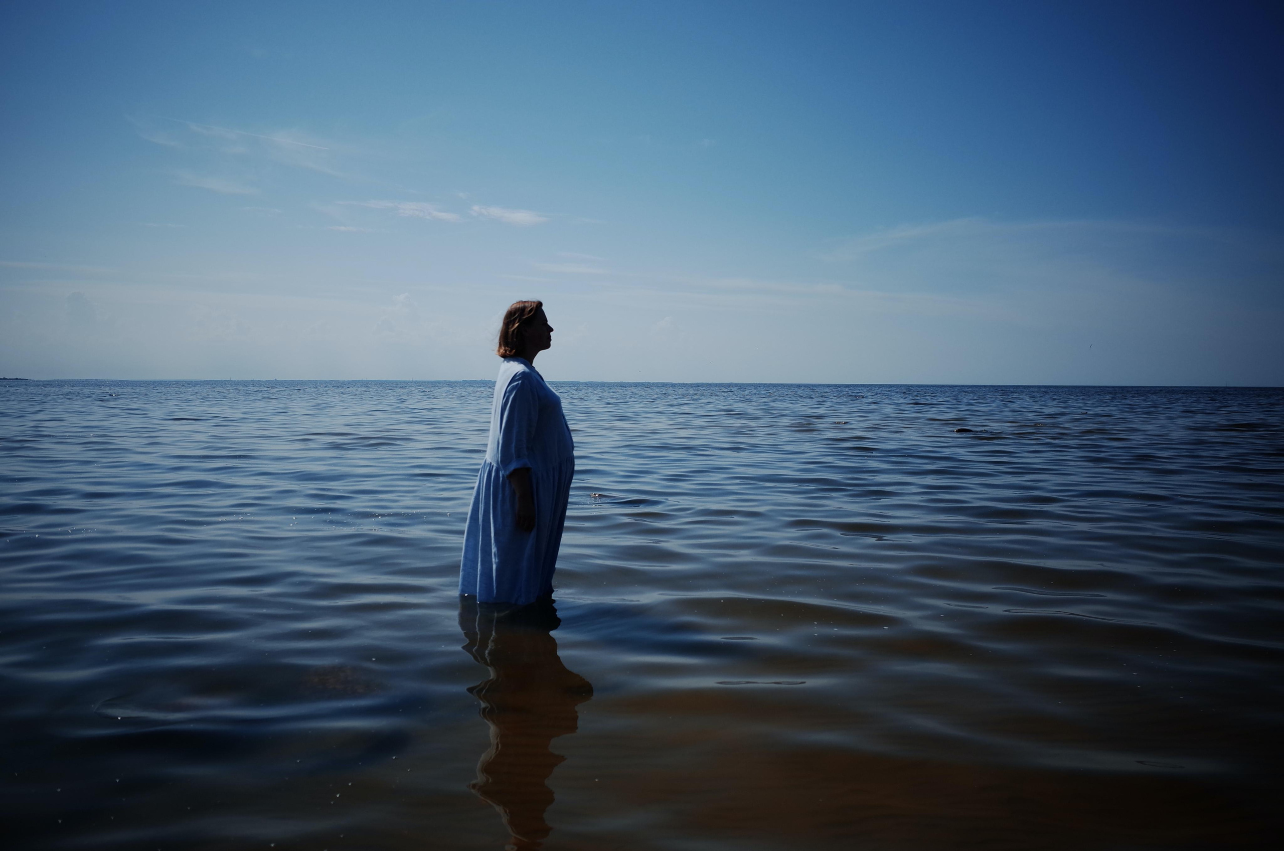 Anna, be herself. Water and sun. Victoria Dini. Art photography in London / Folkestone, UK