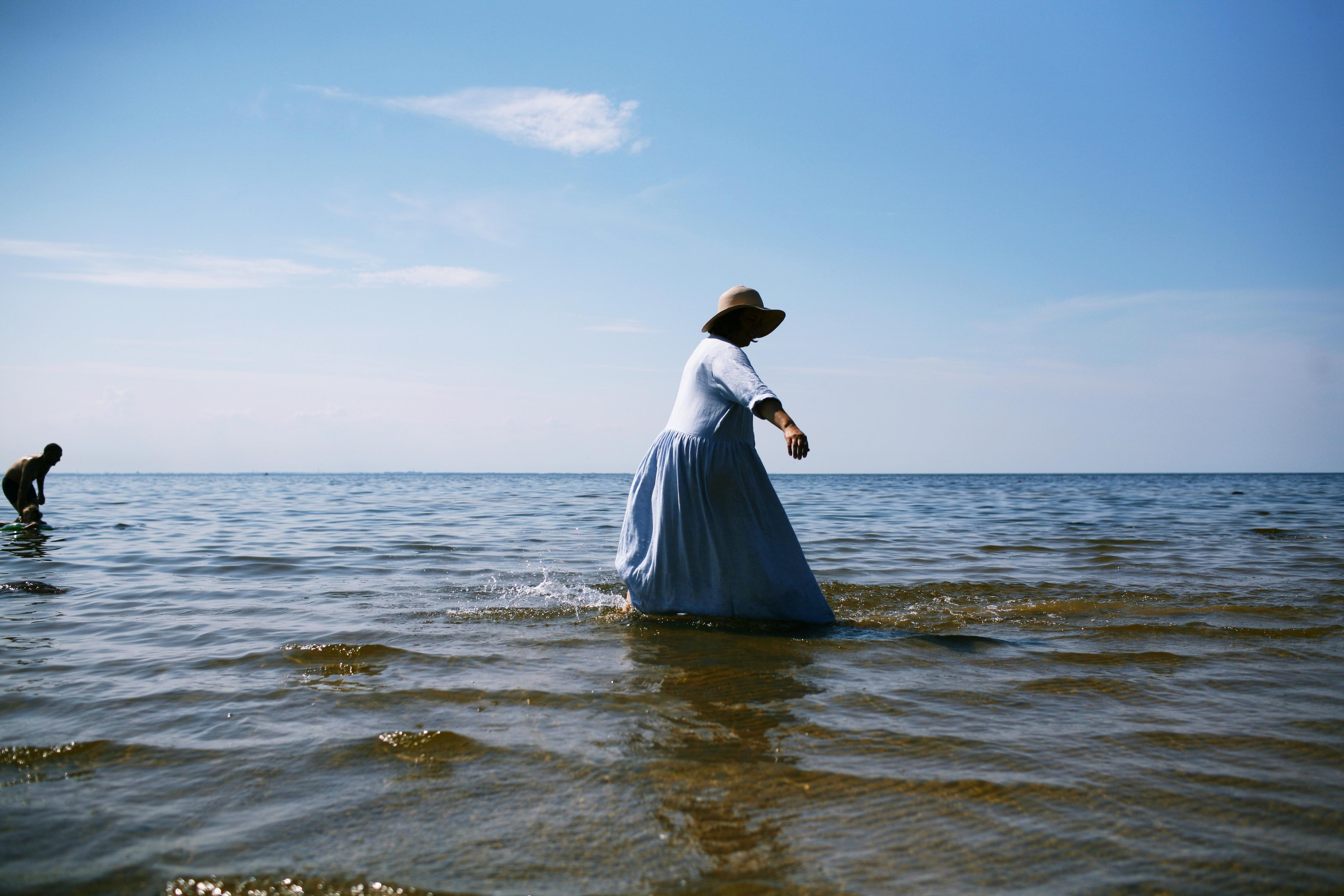 Anna, be herself. Water and sun. Victoria Dini. Art photography in London / Folkestone, UK