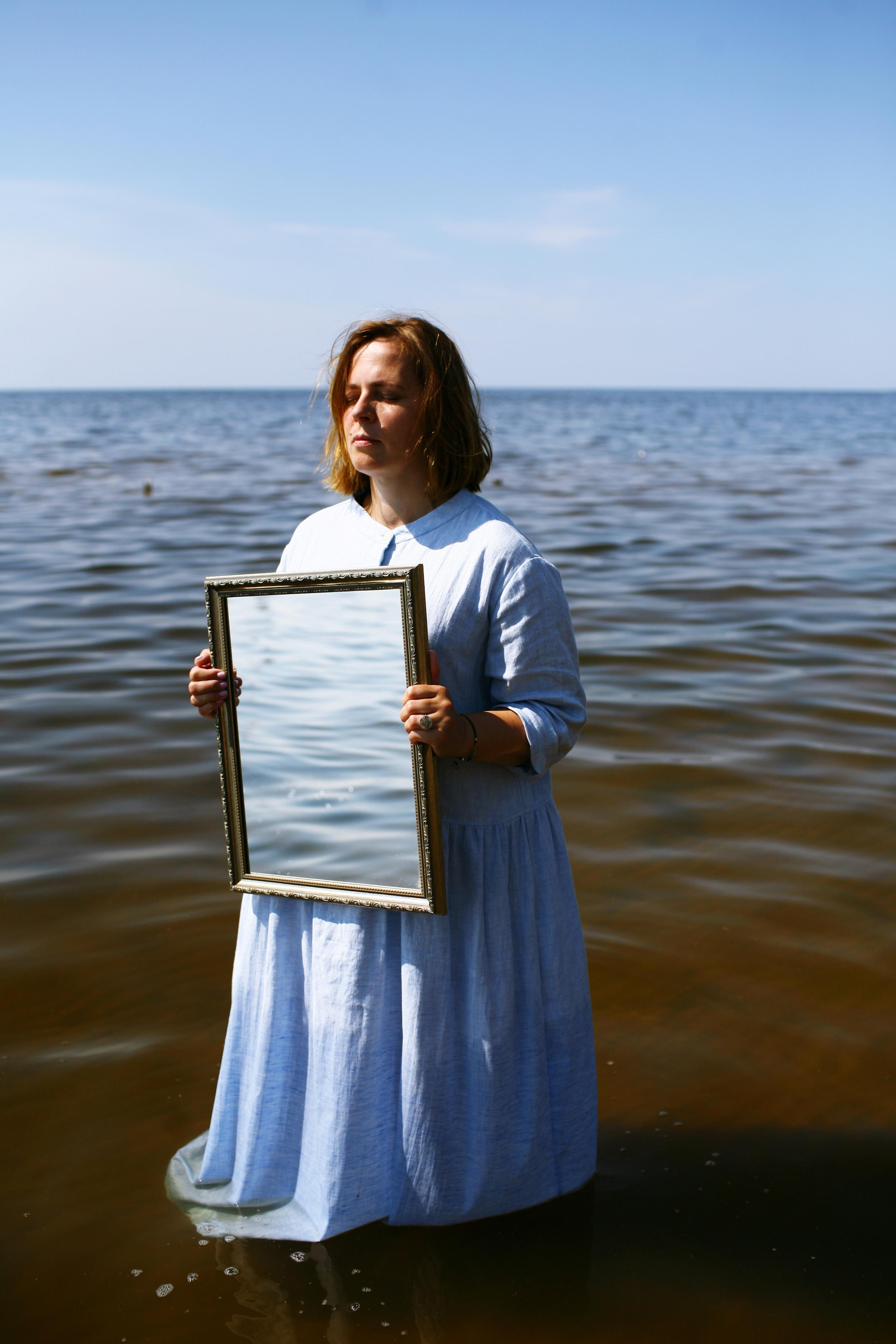 Anna, be herself. Water and sun. Victoria Dini. Art photography in London / Folkestone, UK