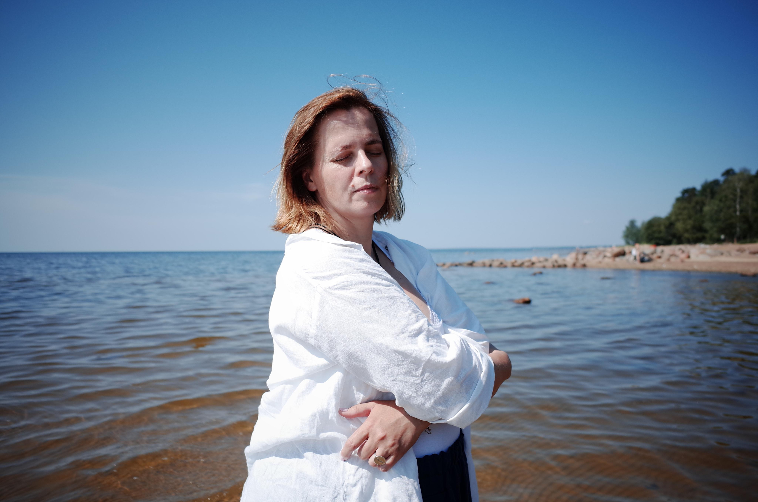 Anna, be herself. Water and sun. Victoria Dini. Art photography in London / Folkestone, UK