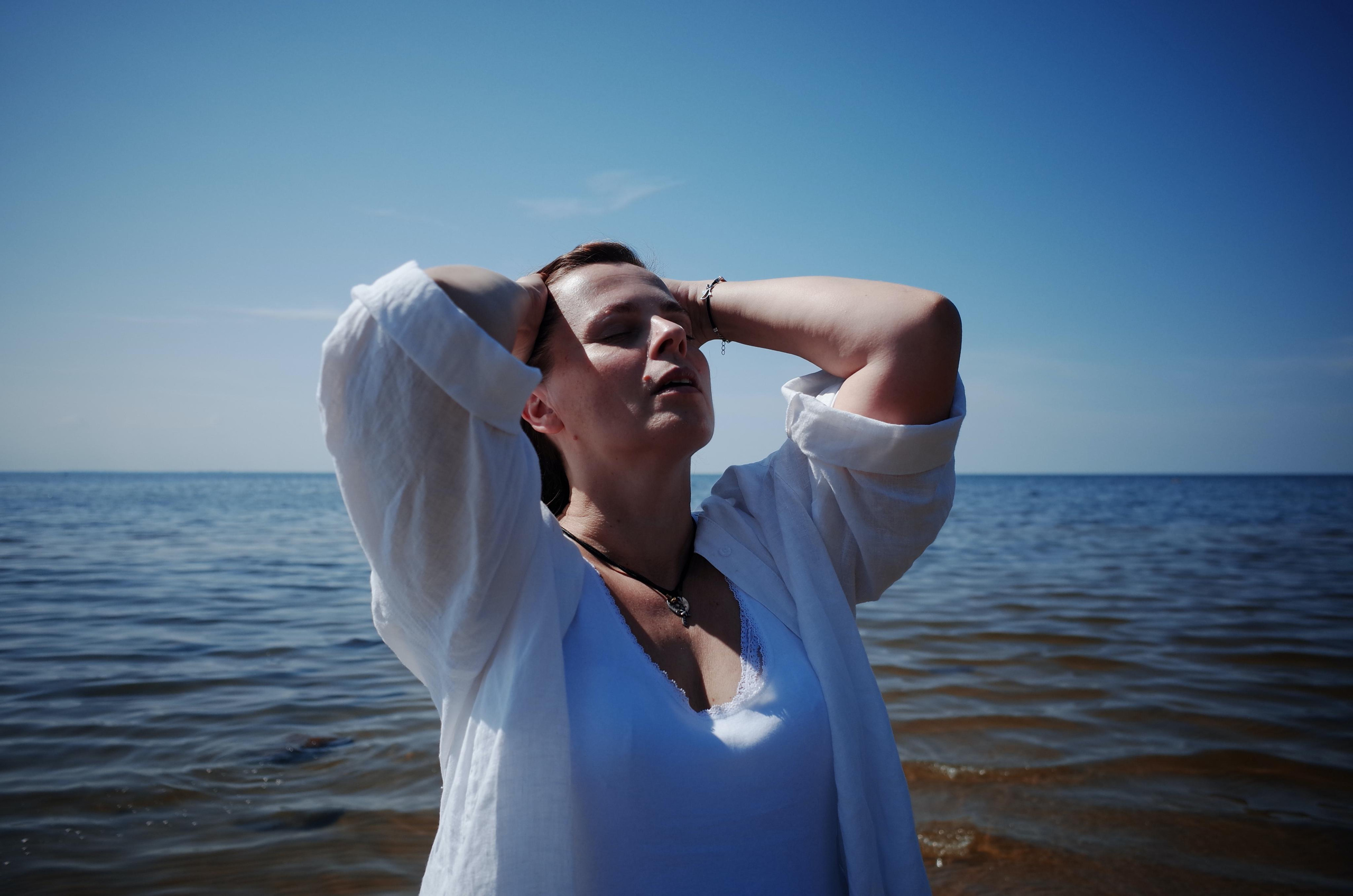 Anna, be herself. Water and sun. Victoria Dini. Art photography in London / Folkestone, UK