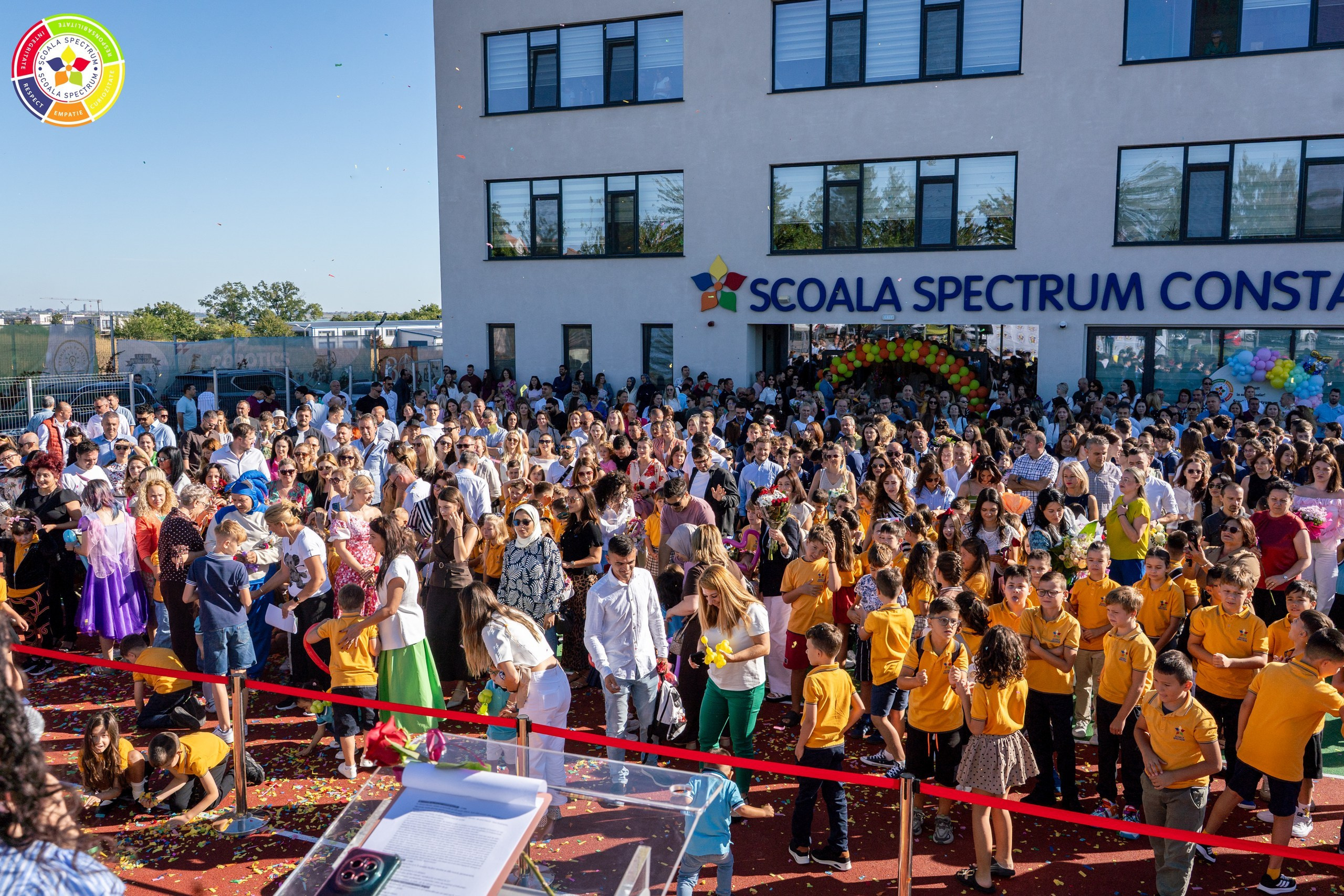 Scoala Gimnaziala Spectrum 2026-2027. Adelinne — fotograf profesionist în Constanța pentru familii, bebeluși și evenimente