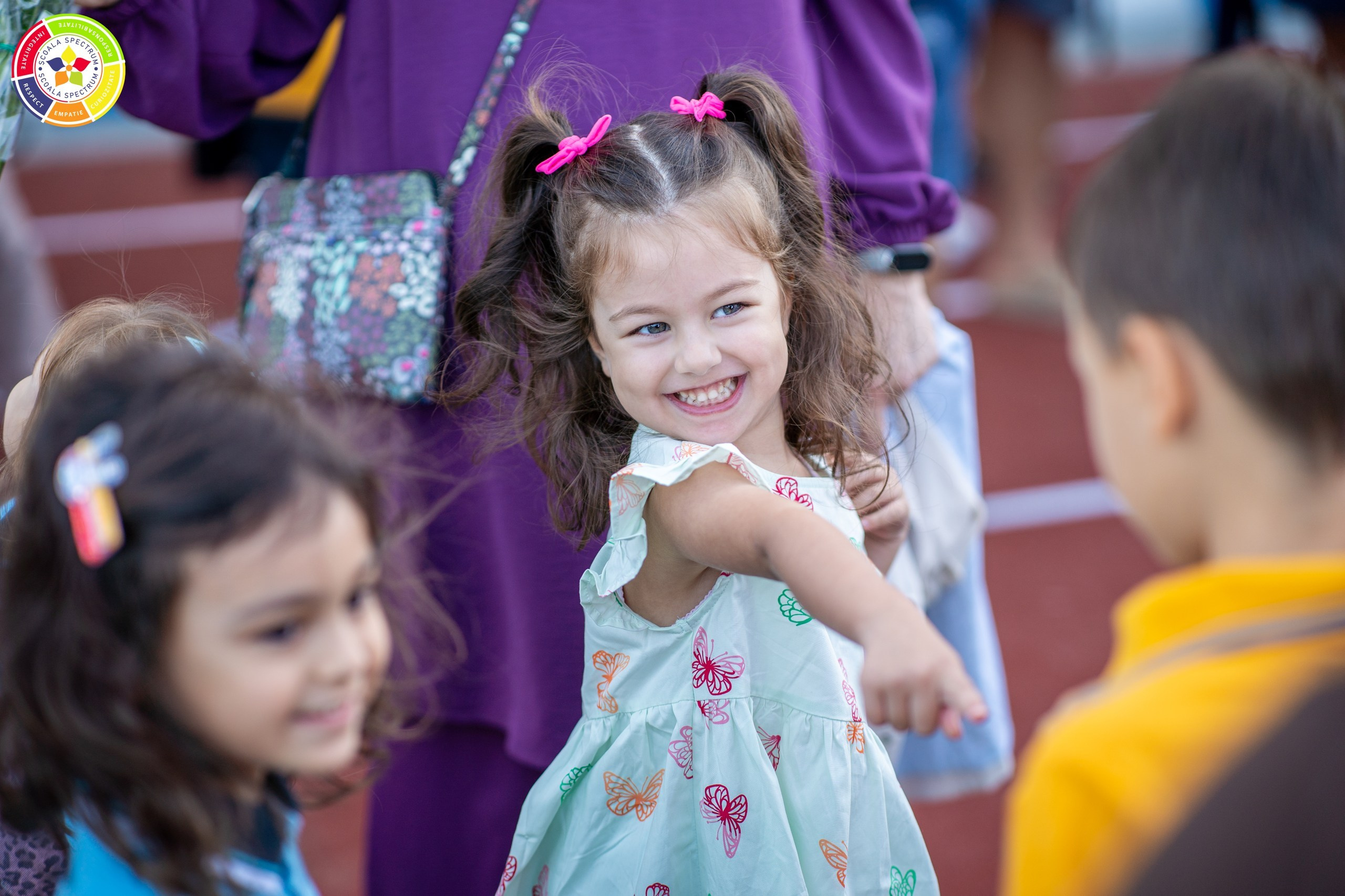 Scoala Gimnaziala Spectrum 2026-2027. Adelinne — fotograf profesionist în Constanța pentru familii, bebeluși și evenimente