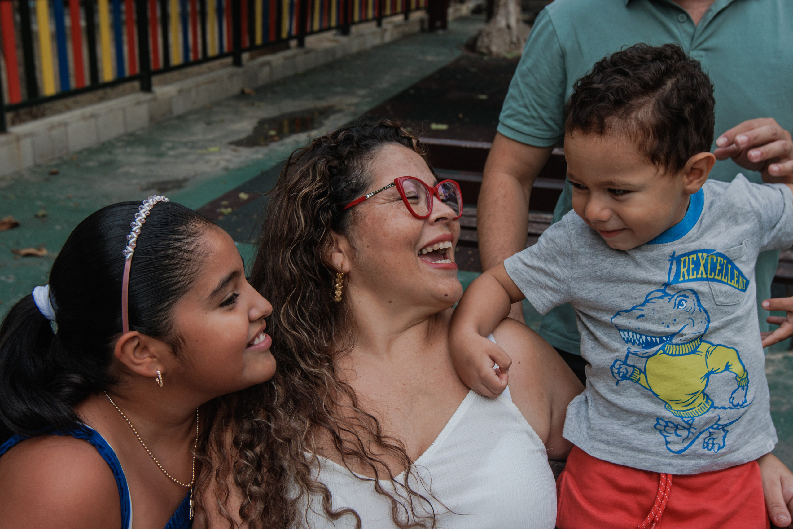 Сaminar en el patio de recreo. Fotógrafo de retrato, familia y reportajes en Valencia | España | Europa Vitalii Lumier