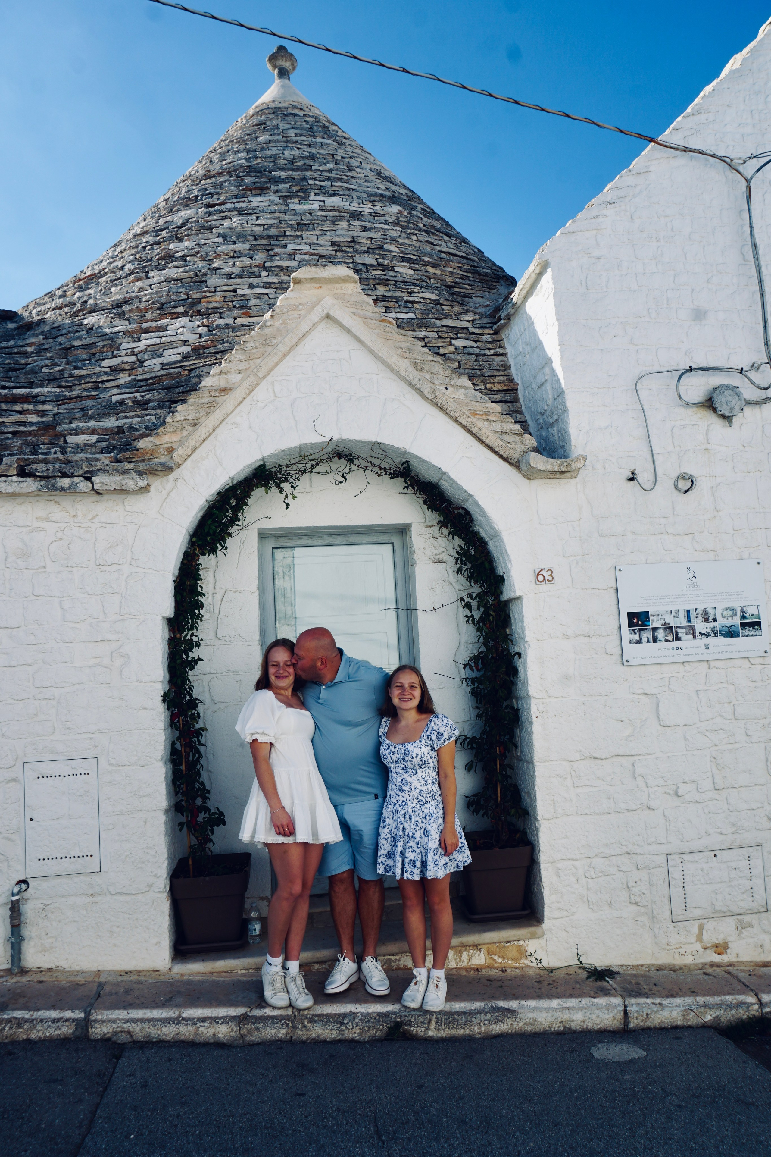 Passeggiata ad Alberobello con turisti americani felici. Fotografa e Videografa in Puglia Sokhova Albina