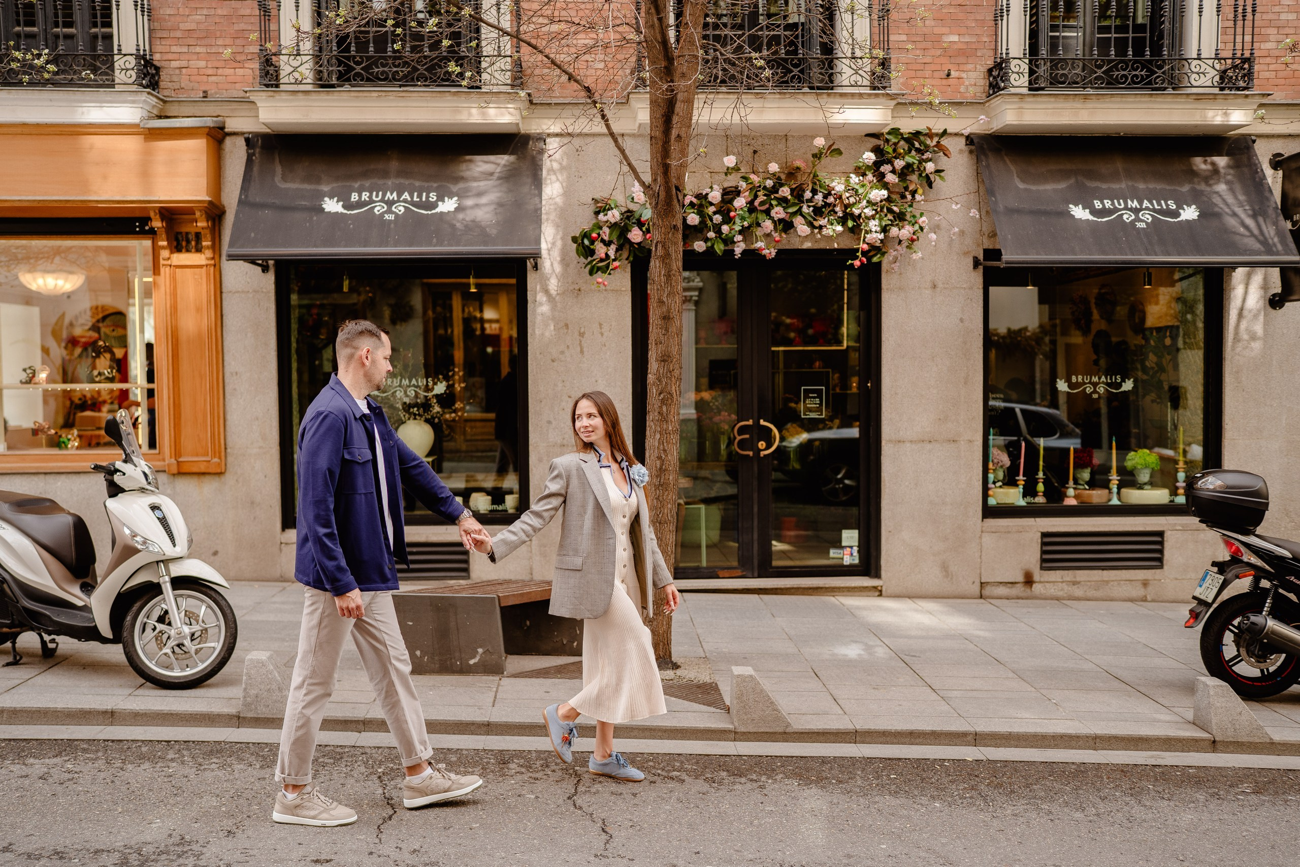 Romantic photoshoot in Retiro Park, Madrid during a beautiful spring morning. Madrid Photographer for Proposals, Engagements & Families | Anya Petrova