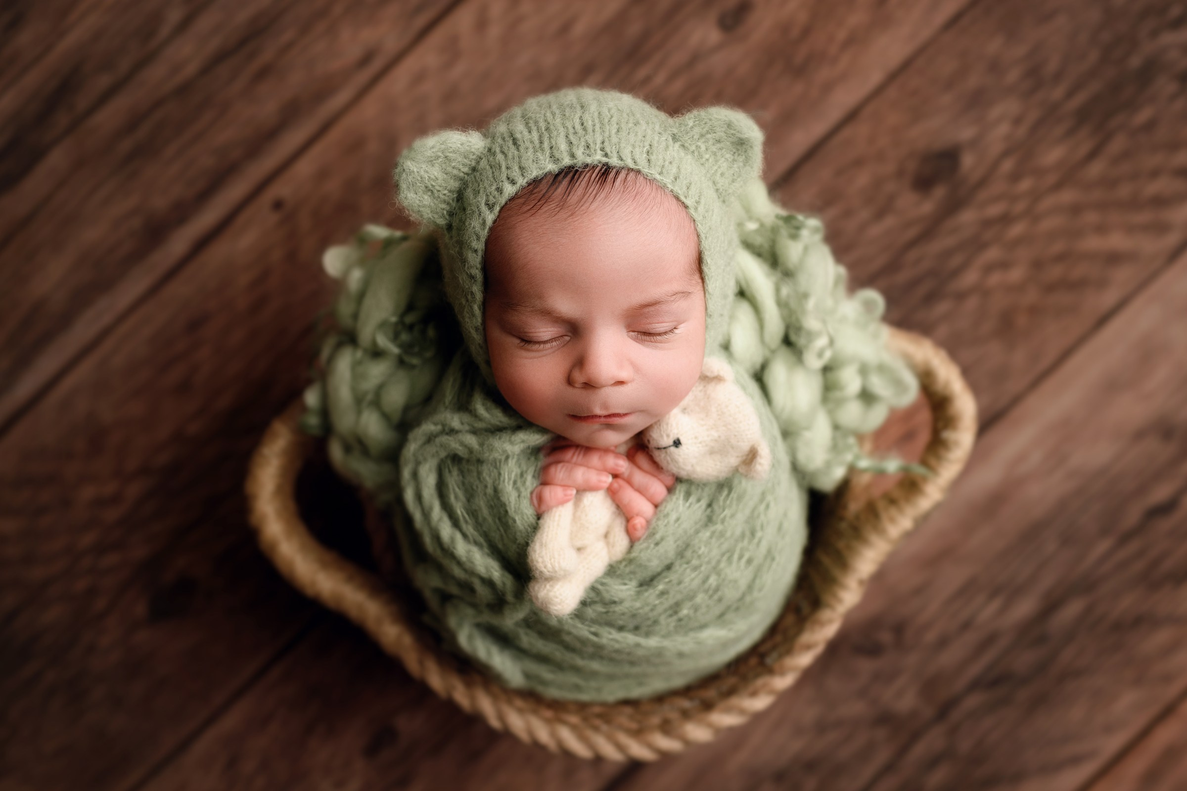 Neugeborenes in einer gestrickten Mütze