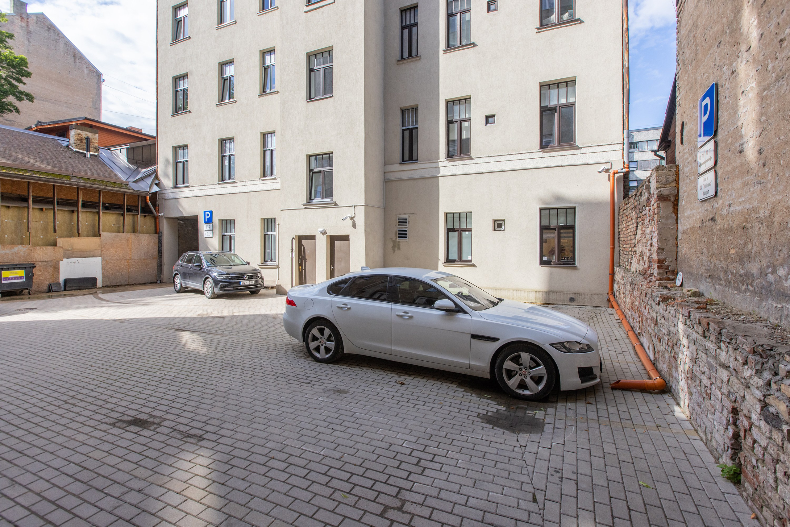 DZĪVOKLIS B. Sākums