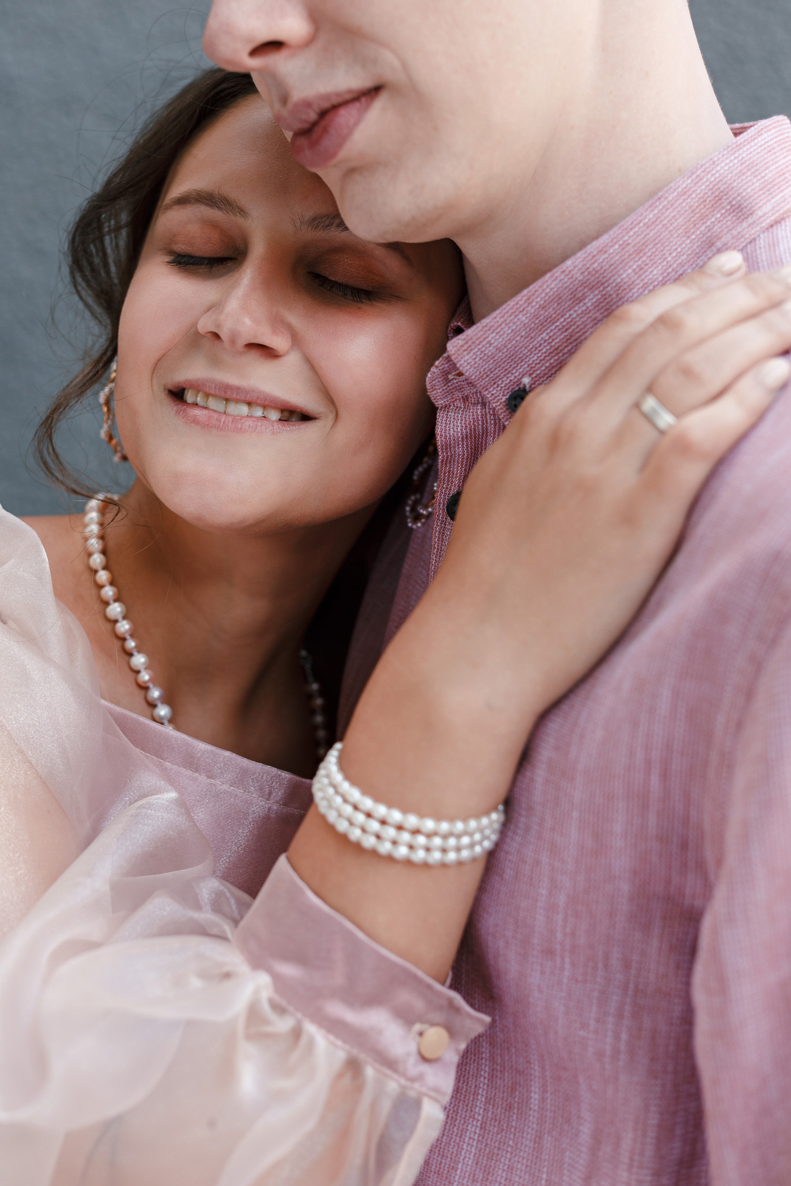 La novia y el novio en el fondo de un picnic de boda. Fotógrafo de retrato, familia y reportajes en Valencia | España | Europa Vitalii Lumier