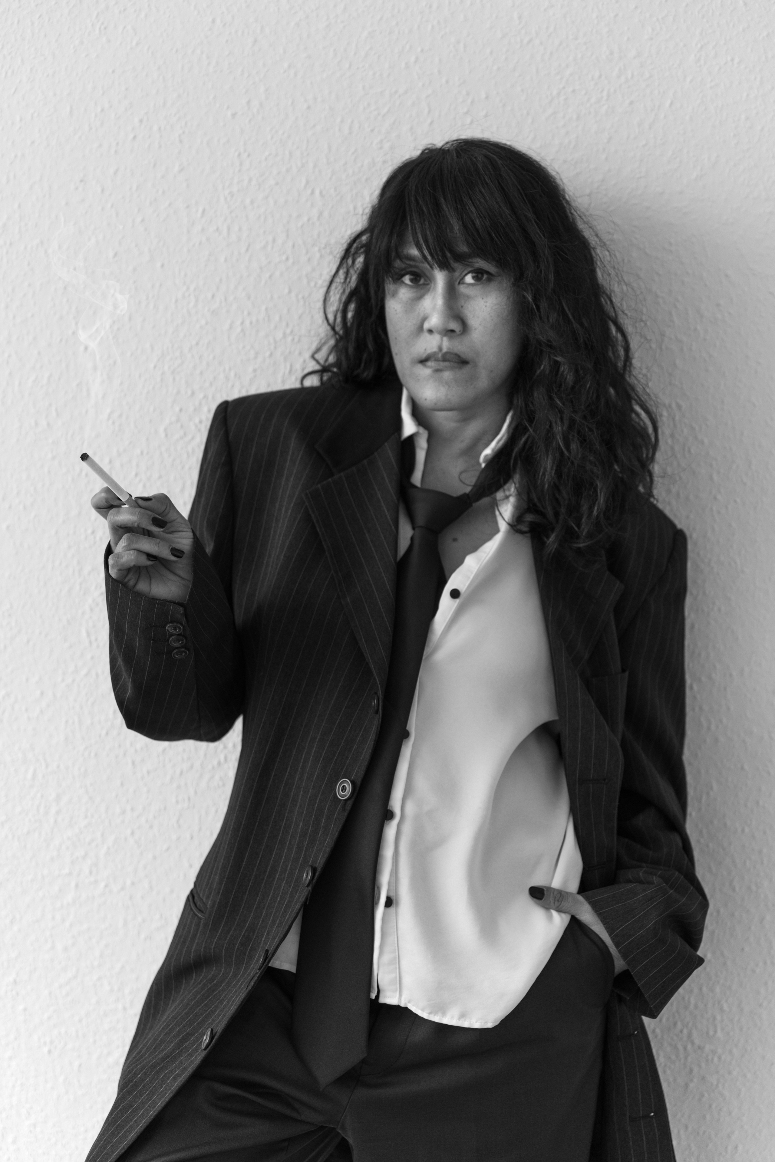 Fotosessions einer Frau im Männerlook. Schwarz-weiß Fotografie in Münster. Fotografin Viktoria Roschen