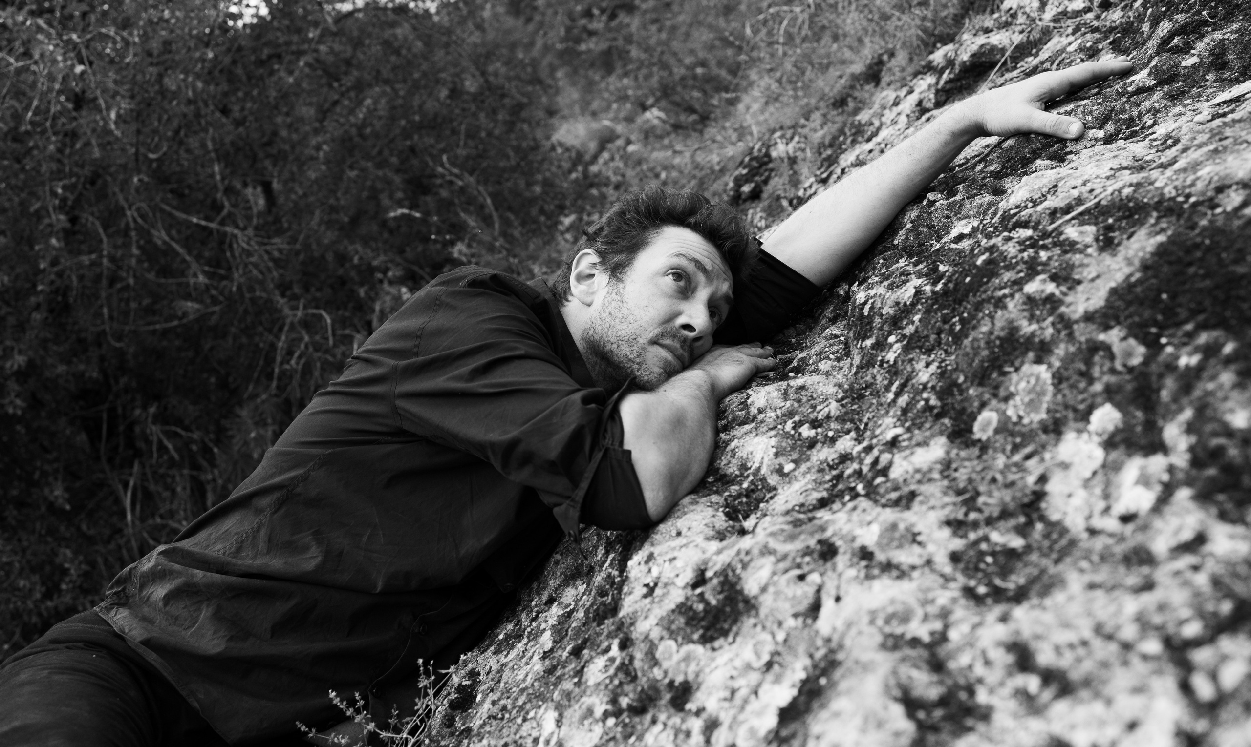 Portrait du portfolio d’un acteur Avignon Provence France. Histoires d’amour, séances photos de famille et de mariage en France