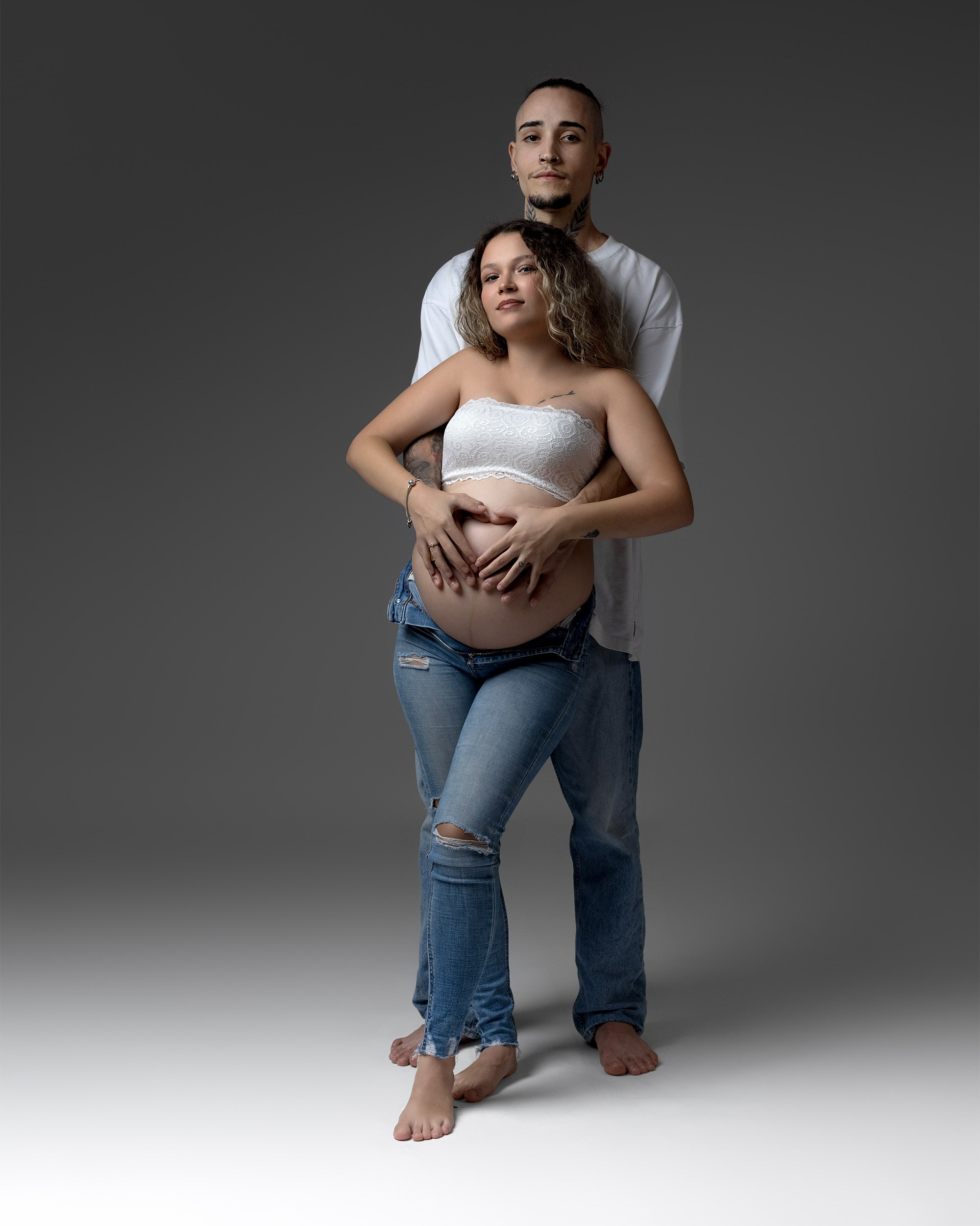 Embarazo y&nbsp;Maternidad sesiones de&nbsp;fotografía en&nbsp;estudio con pareja