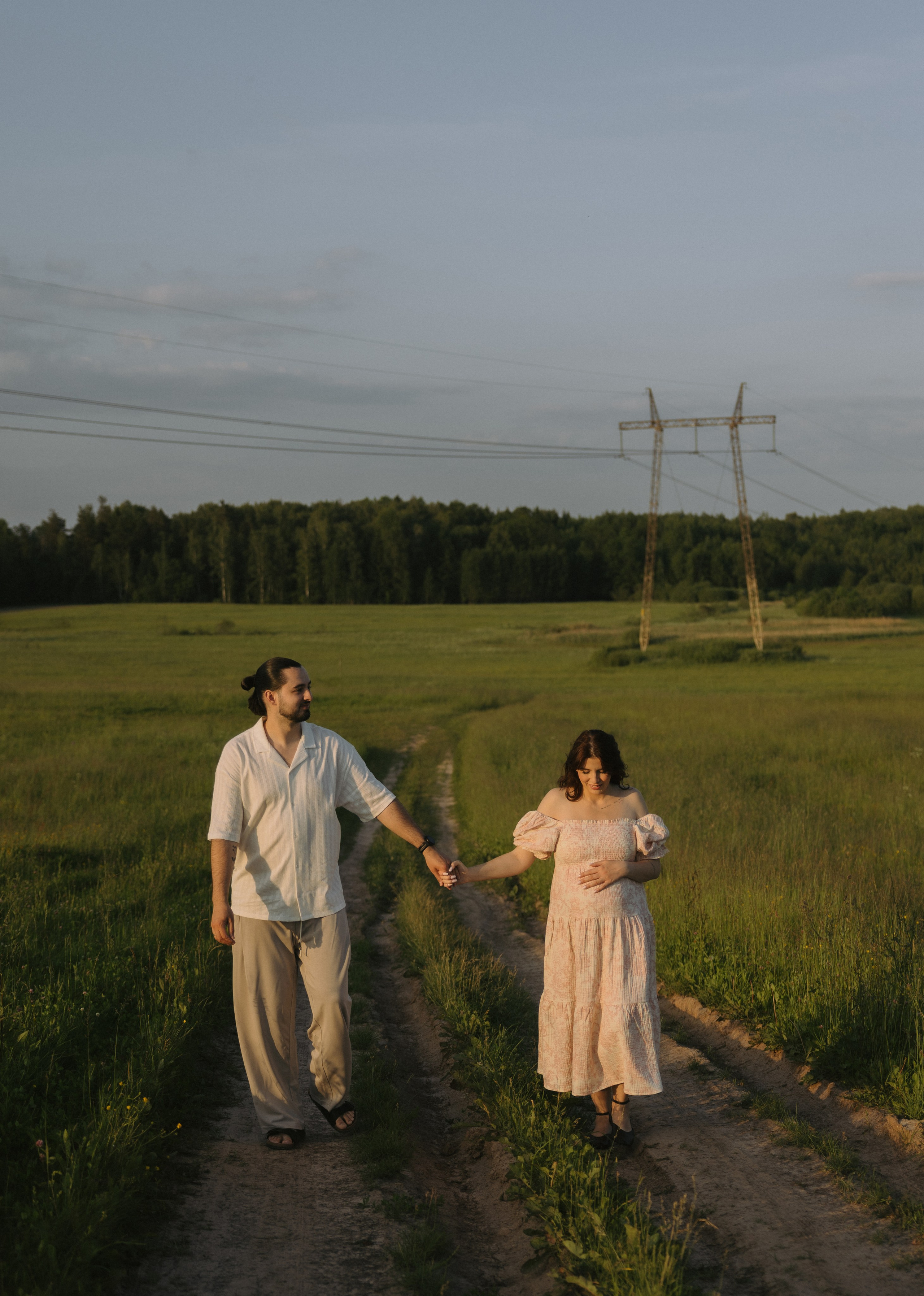 Lera & Maksim | laukimo fotosesija pievoje saulei besileidžiant. Vestuvių ir šeimų fotografė Lena Bondarenko / belove photo