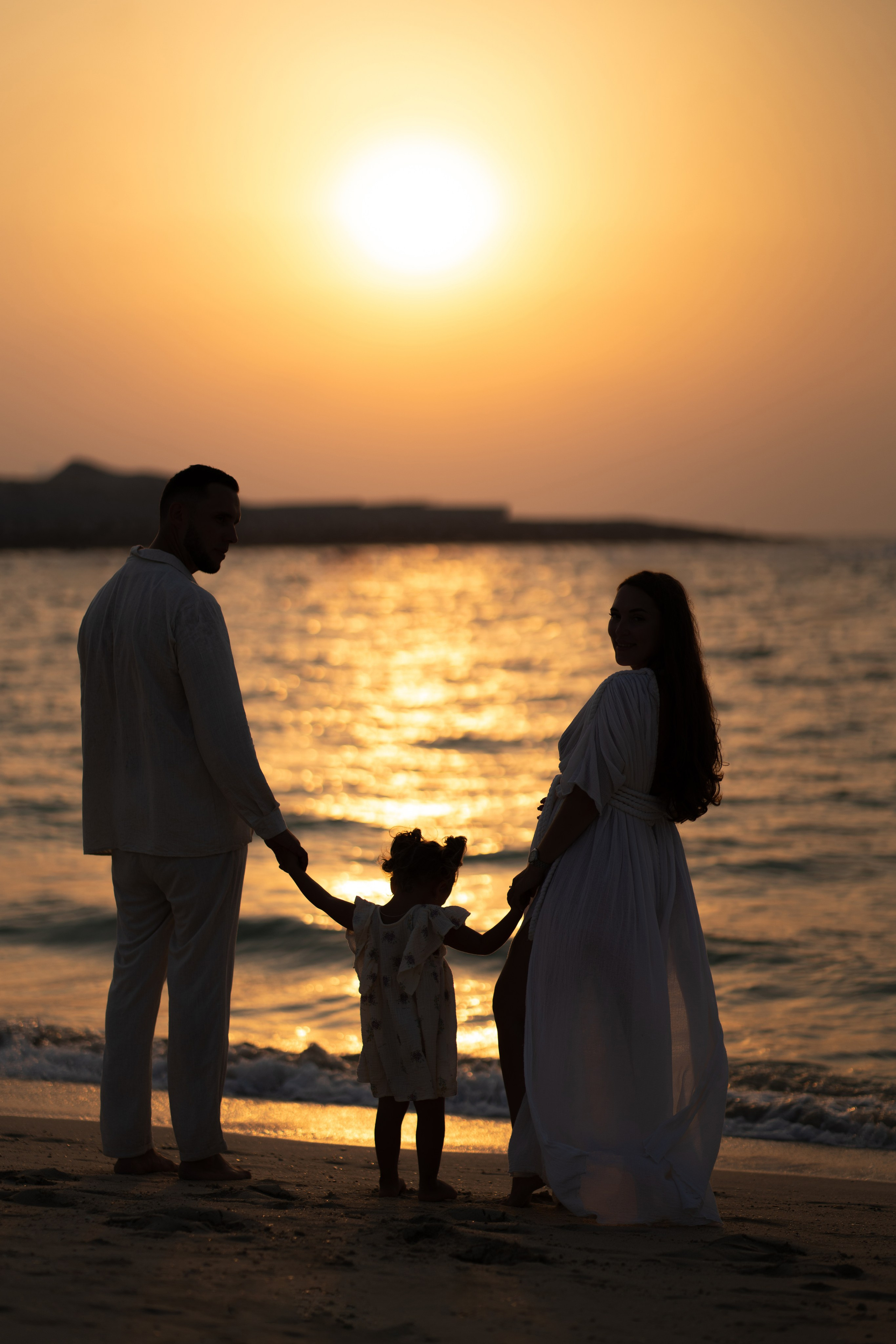 Golden hour, growing love. Angela Iakovleva — Family Photographer in Dubai