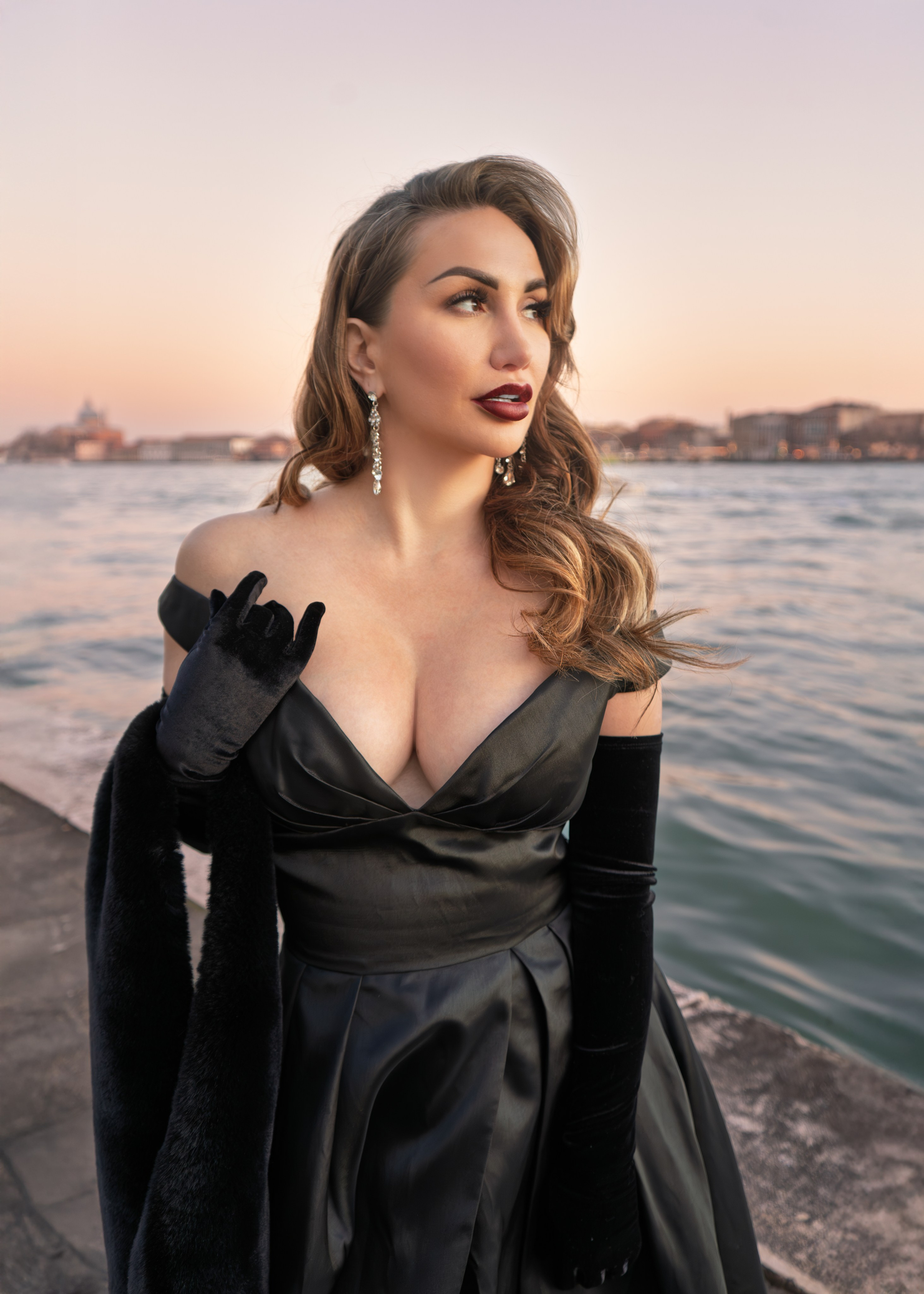 Solo traveler with a professional Venice photographer during a stylish photoshoot.