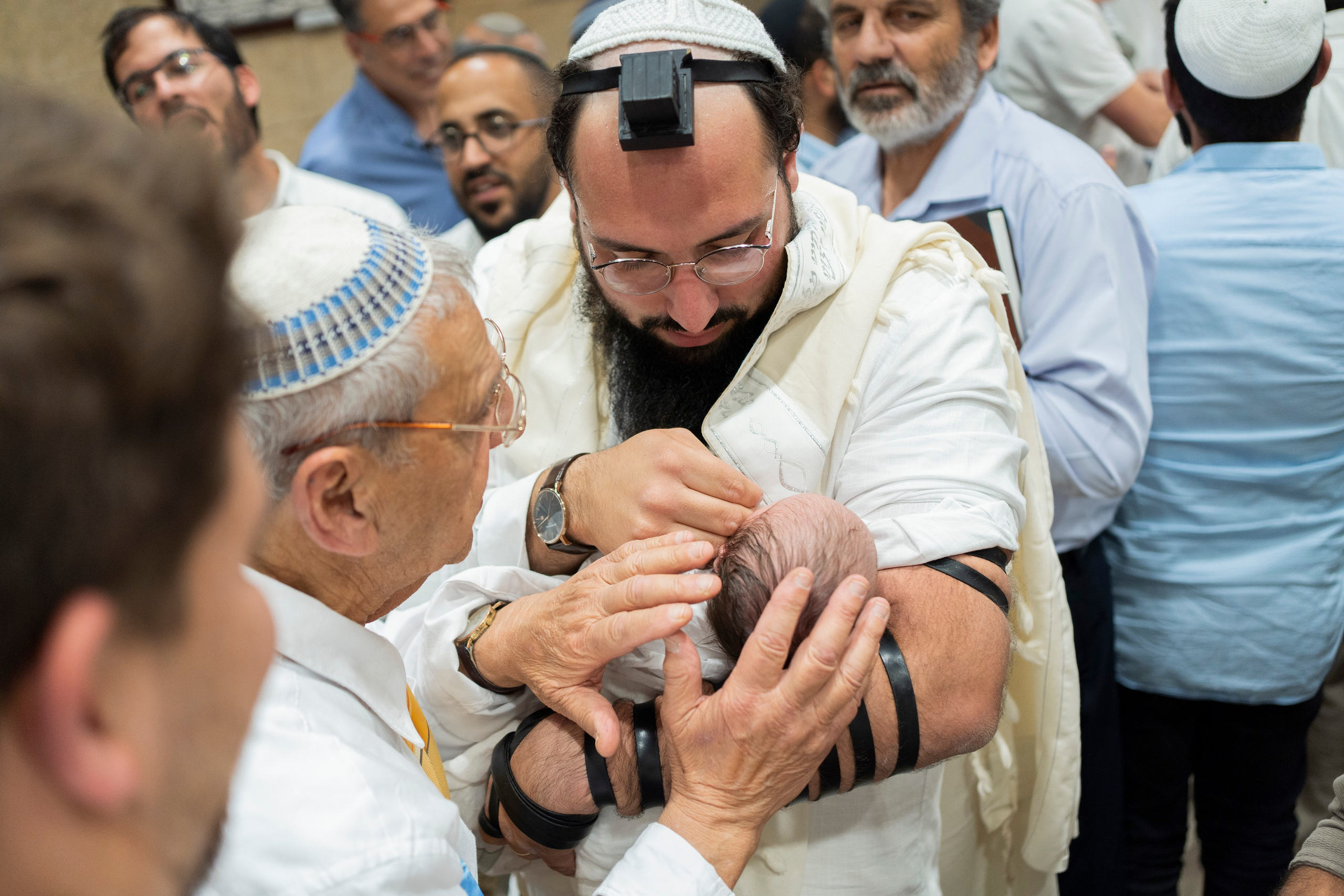 הברית של נחמן חזן. יוסף מזרחי צילום חתונה, ברית וזוגיות. צלם מקצועי שאוהב להוציא אתכם הכי יפים ברגעים הכי מרגשים