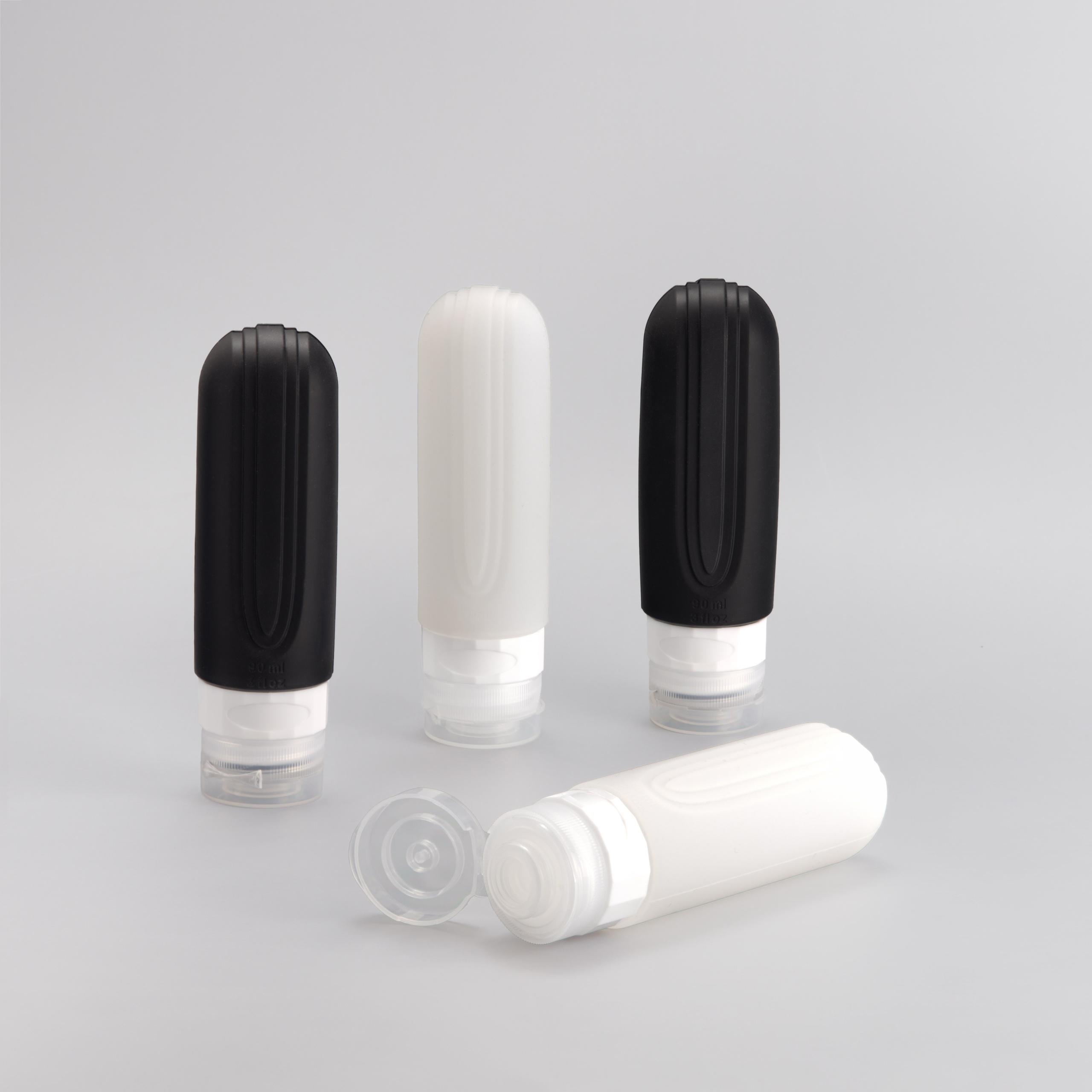 Sortiment von Silikonflaschen – minimalistisches Produktfoto für Amazon, Shopify und Kataloge, zeigt Farbvielfalt und Design.