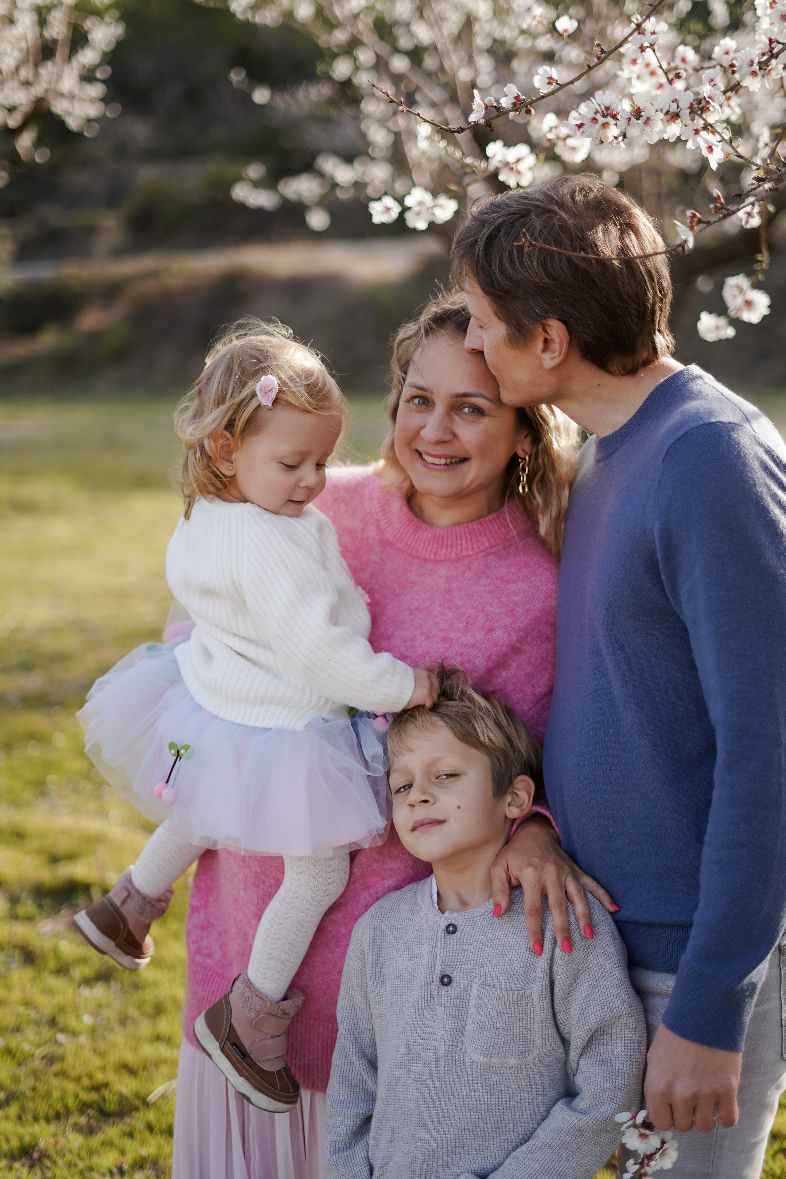 Almendros florecidos. Familia. Fotografo familiar, bodas, reportaje Diana Memetova Alicante, Benidorm