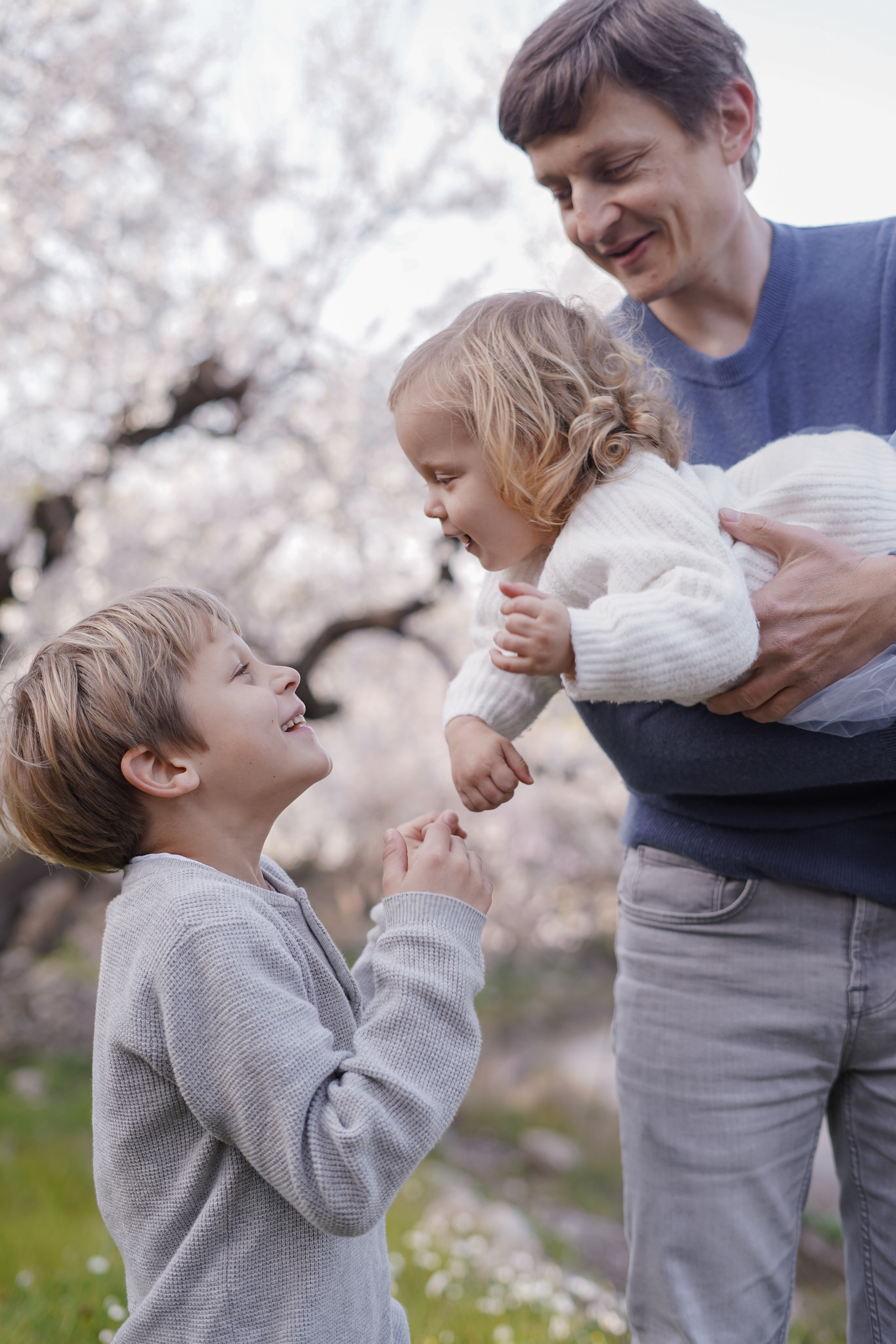 Almendros florecidos. Familia. Fotografo familiar, bodas, reportaje Diana Memetova Alicante, Benidorm