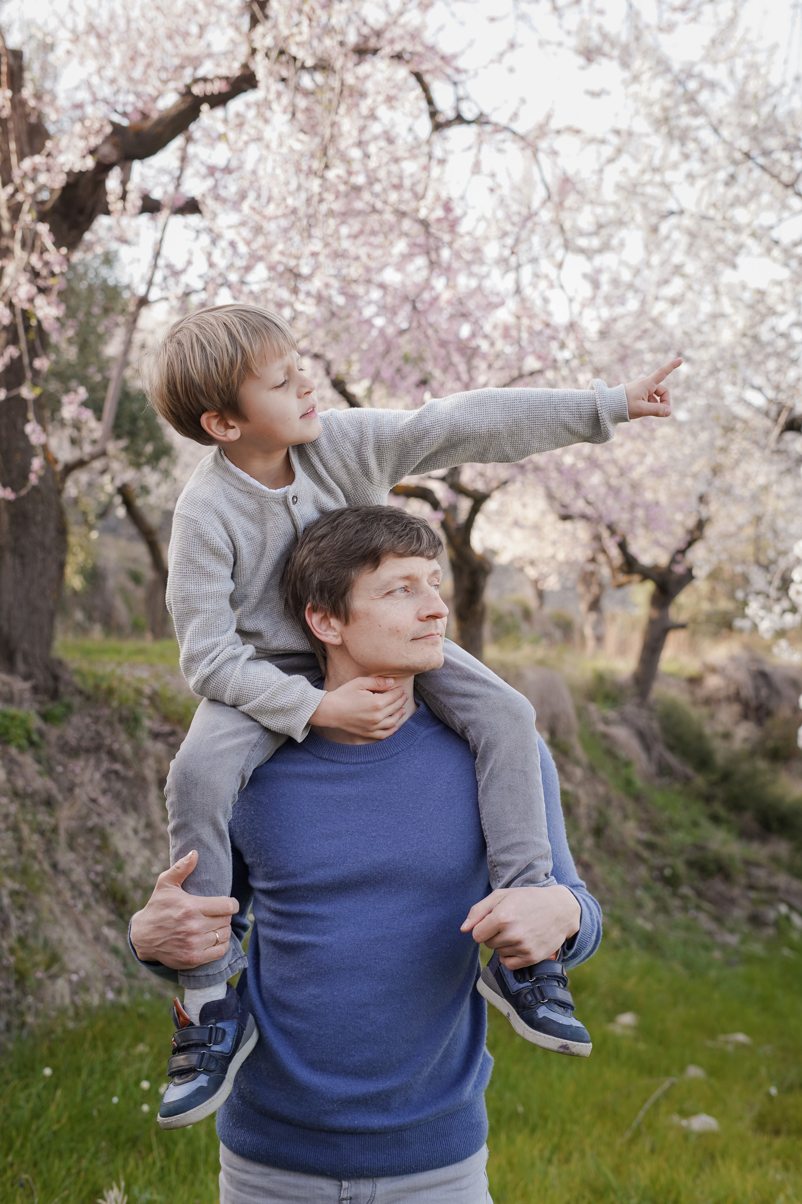 Almendros florecidos. Familia. Fotografo familiar, bodas, reportaje Diana Memetova Alicante, Benidorm