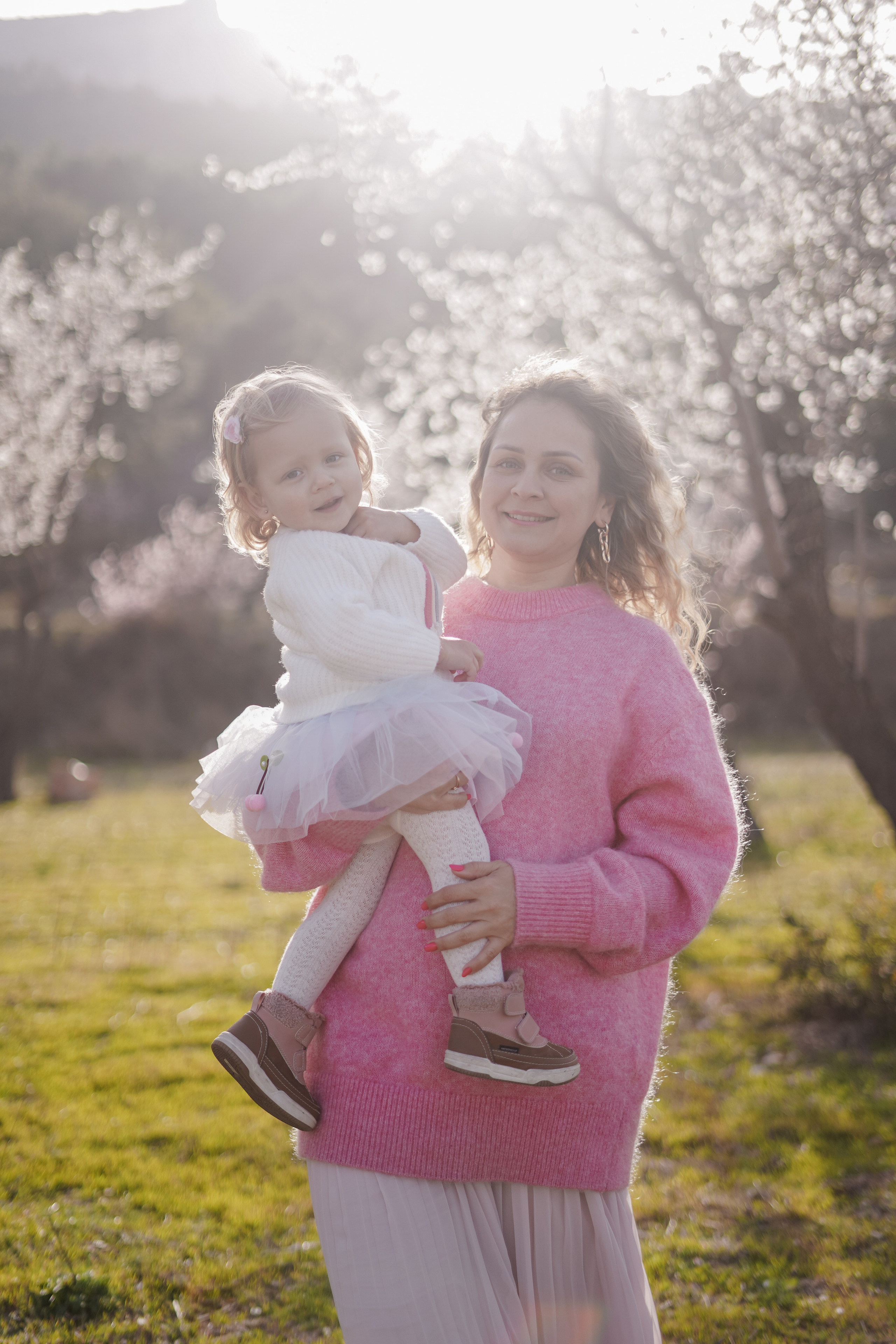 Almendros florecidos. Familia. Fotografo familiar, bodas, reportaje Diana Memetova Alicante, Benidorm