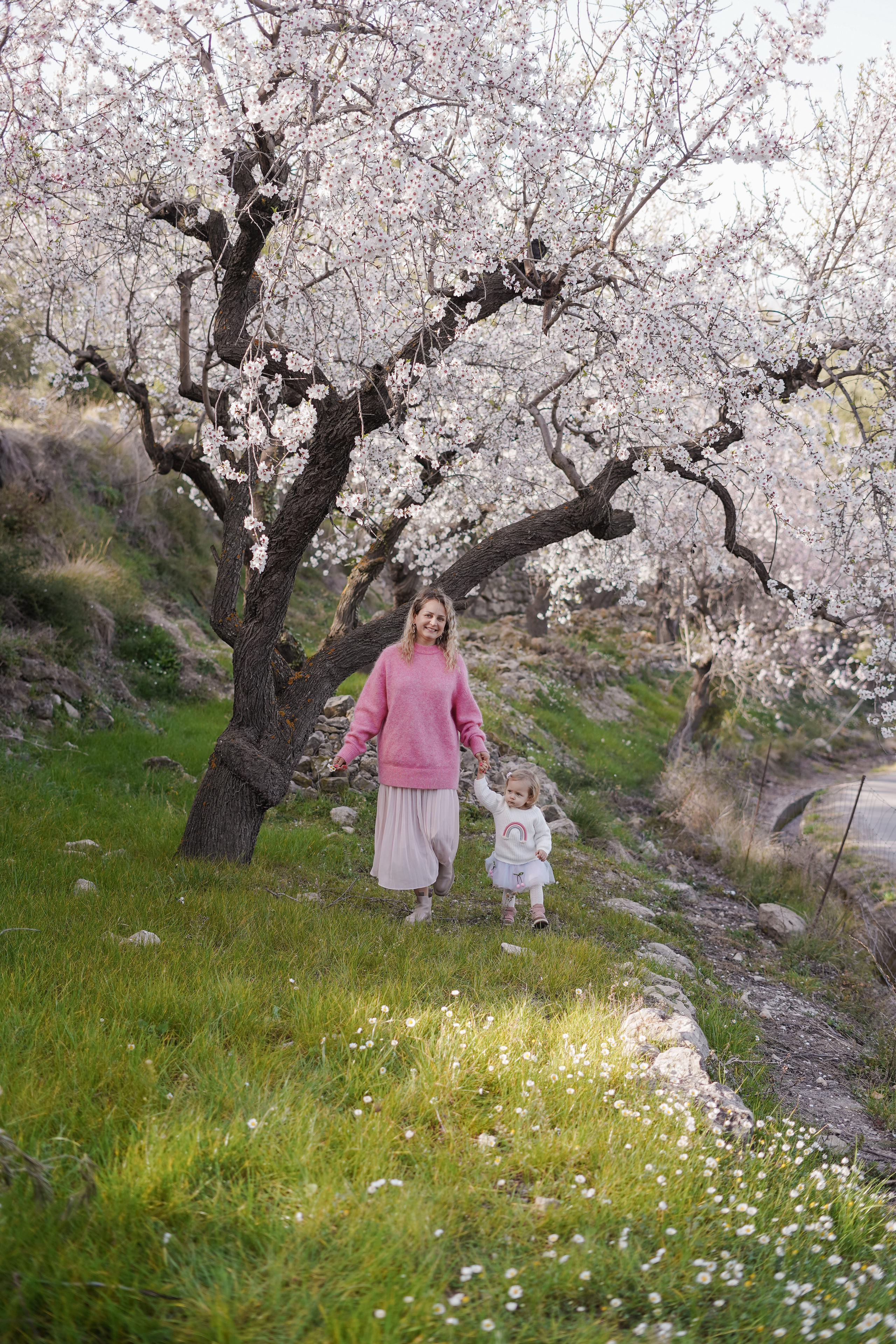 Almendros florecidos. Familia. Fotografo familiar, bodas, reportaje Diana Memetova Alicante, Benidorm