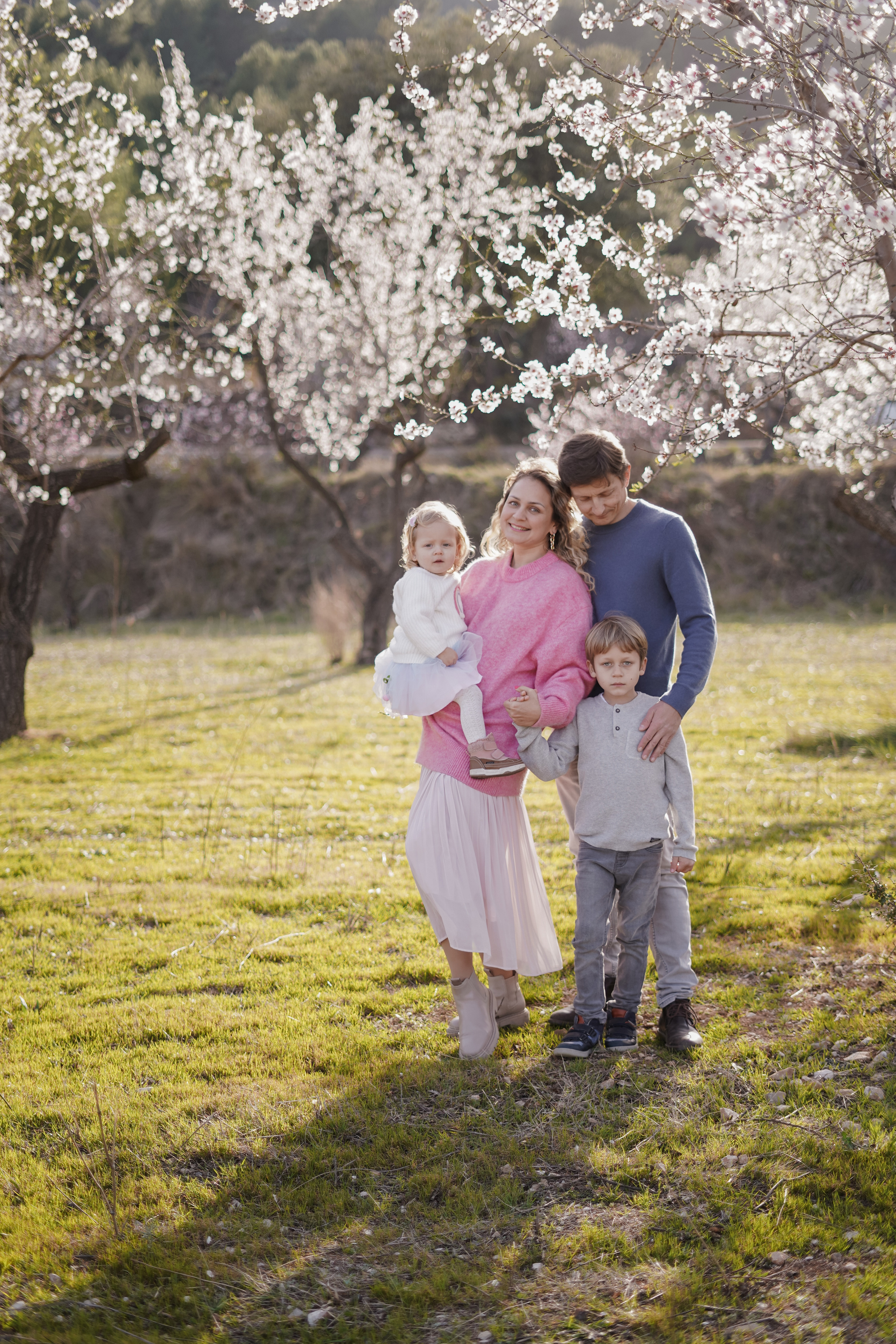 Almendros florecidos. Familia. Fotografo familiar, bodas, reportaje Diana Memetova Alicante, Benidorm