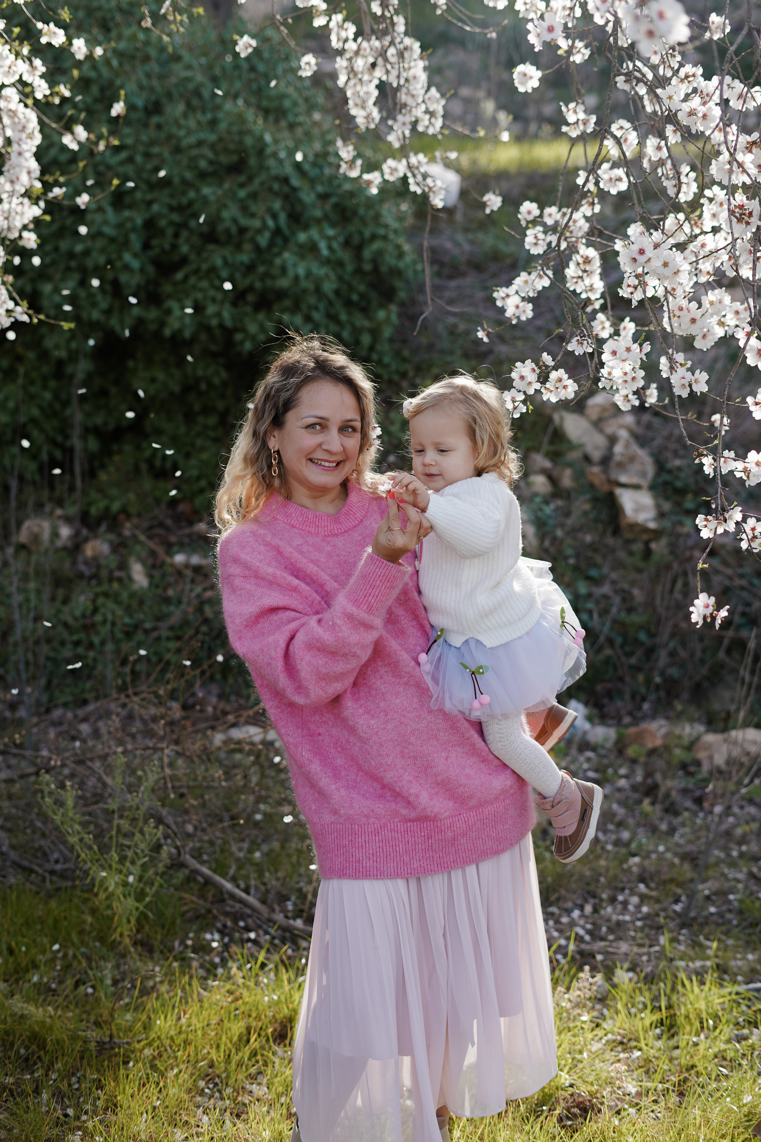 Almendros florecidos. Familia. Fotografo familiar, bodas, reportaje Diana Memetova Alicante, Benidorm
