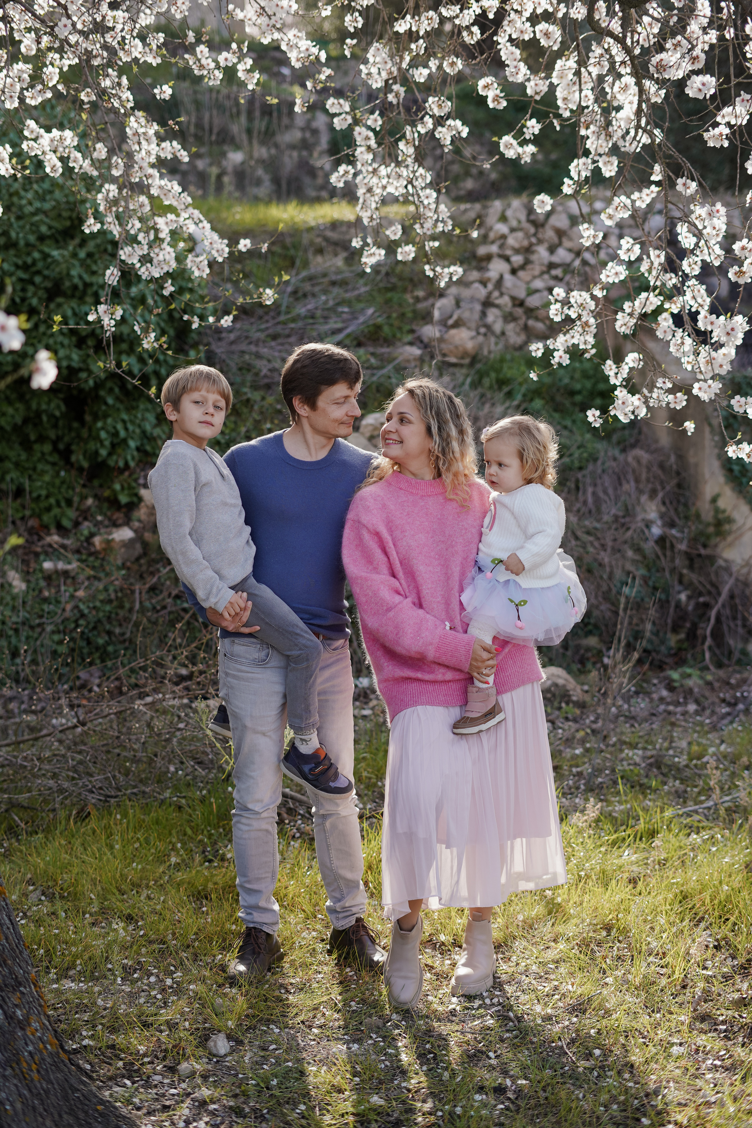Almendros florecidos. Familia. Fotografo familiar, bodas, reportaje Diana Memetova Alicante, Benidorm