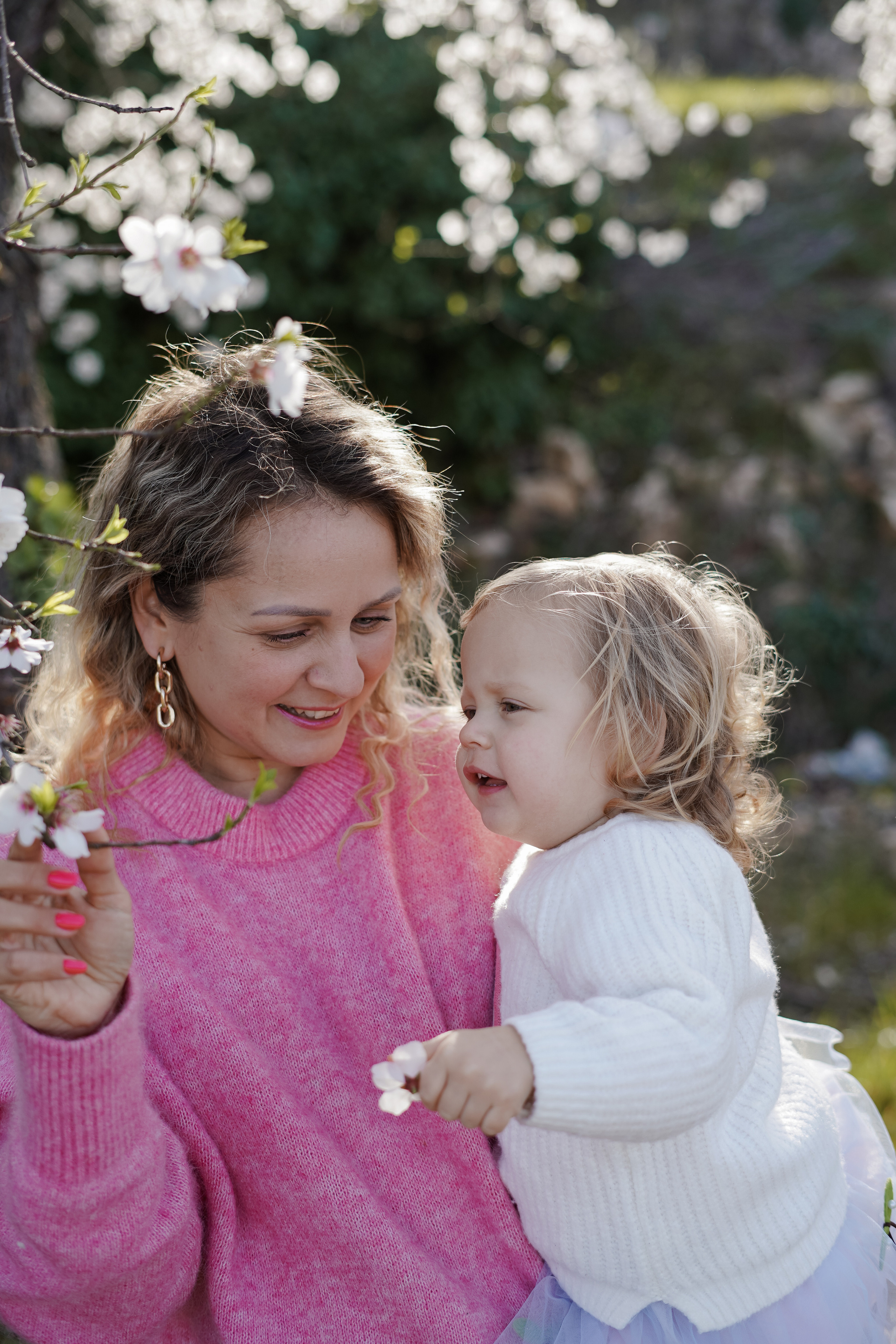 Almendros florecidos. Familia. Fotografo familiar, bodas, reportaje Diana Memetova Alicante, Benidorm