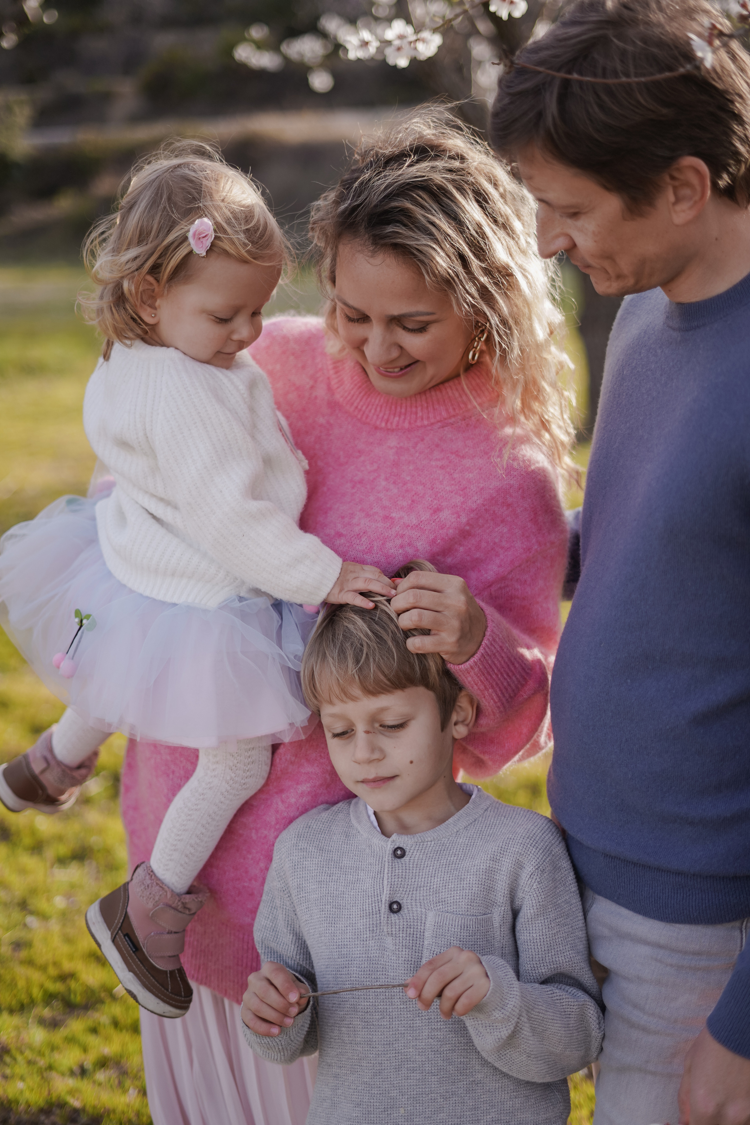 Almendros florecidos. Familia. Fotografo familiar, bodas, reportaje Diana Memetova Alicante, Benidorm