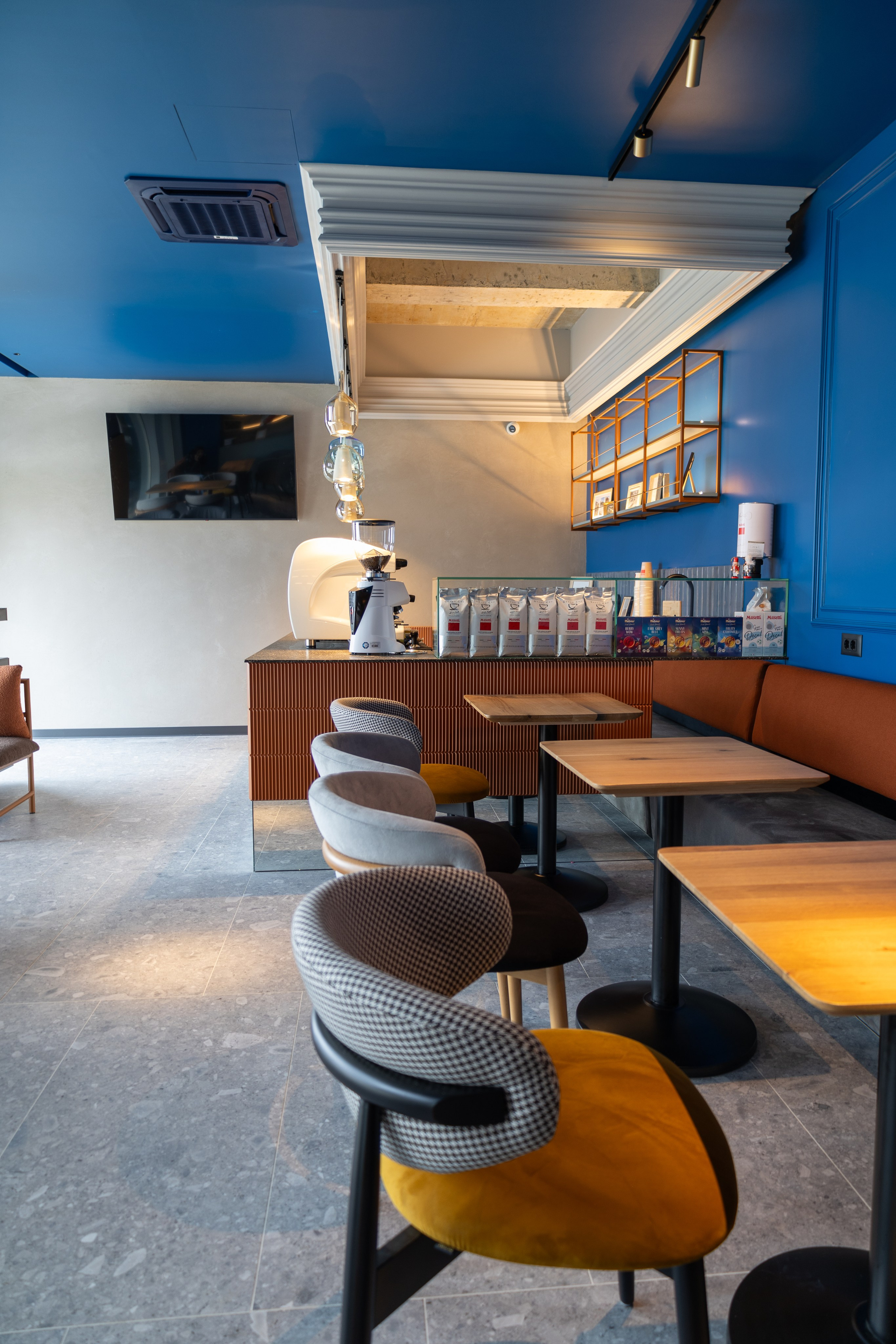 Cafenea “Monte Carlo” Buhuși. Fotograf. Lucrez cu oameni, produse și spații. Portret și fotografie creativă. Bacău, România. Lidia Savinoiu