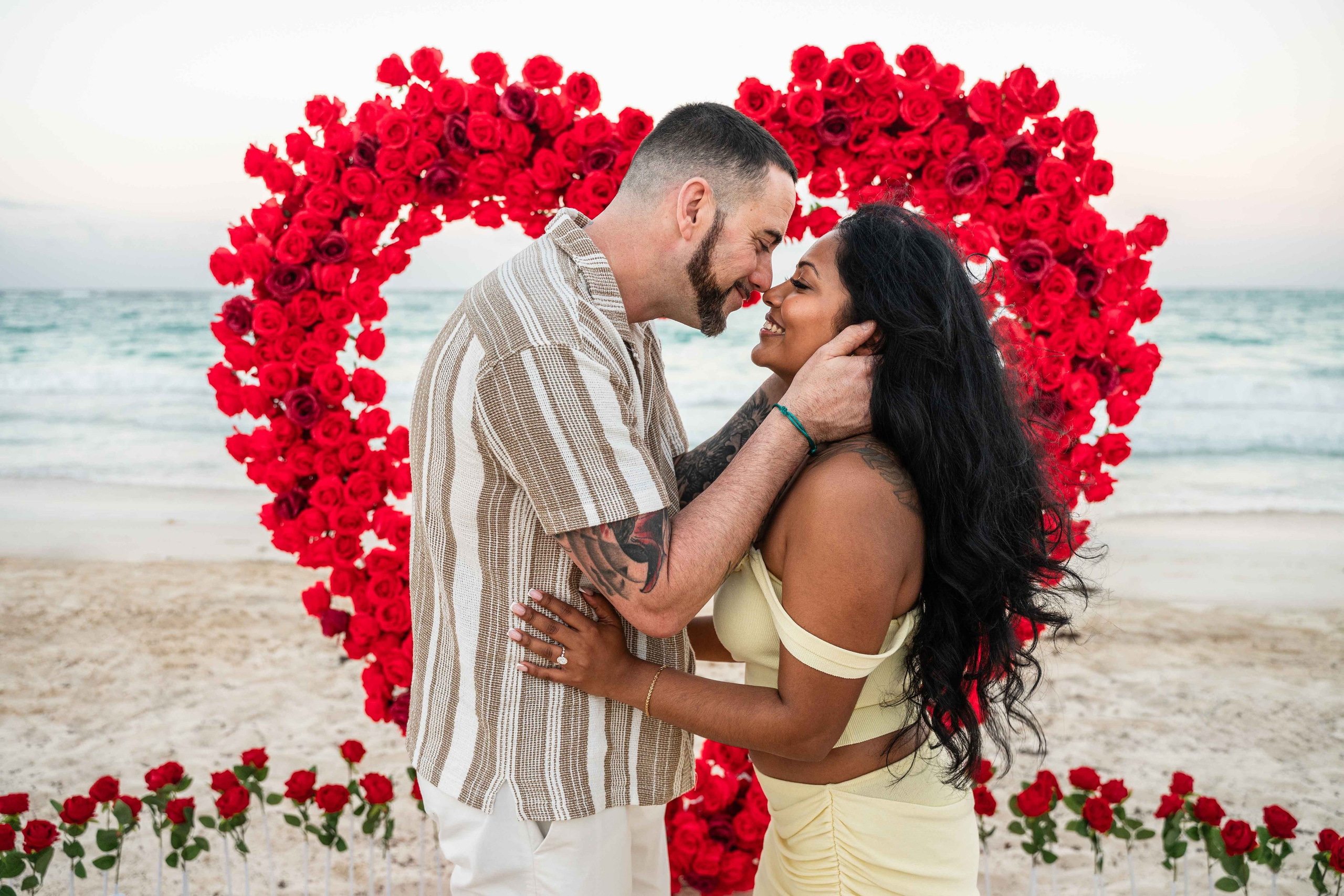 Propuesta con Arco Floral en Punta Cana — Corazón Romántico