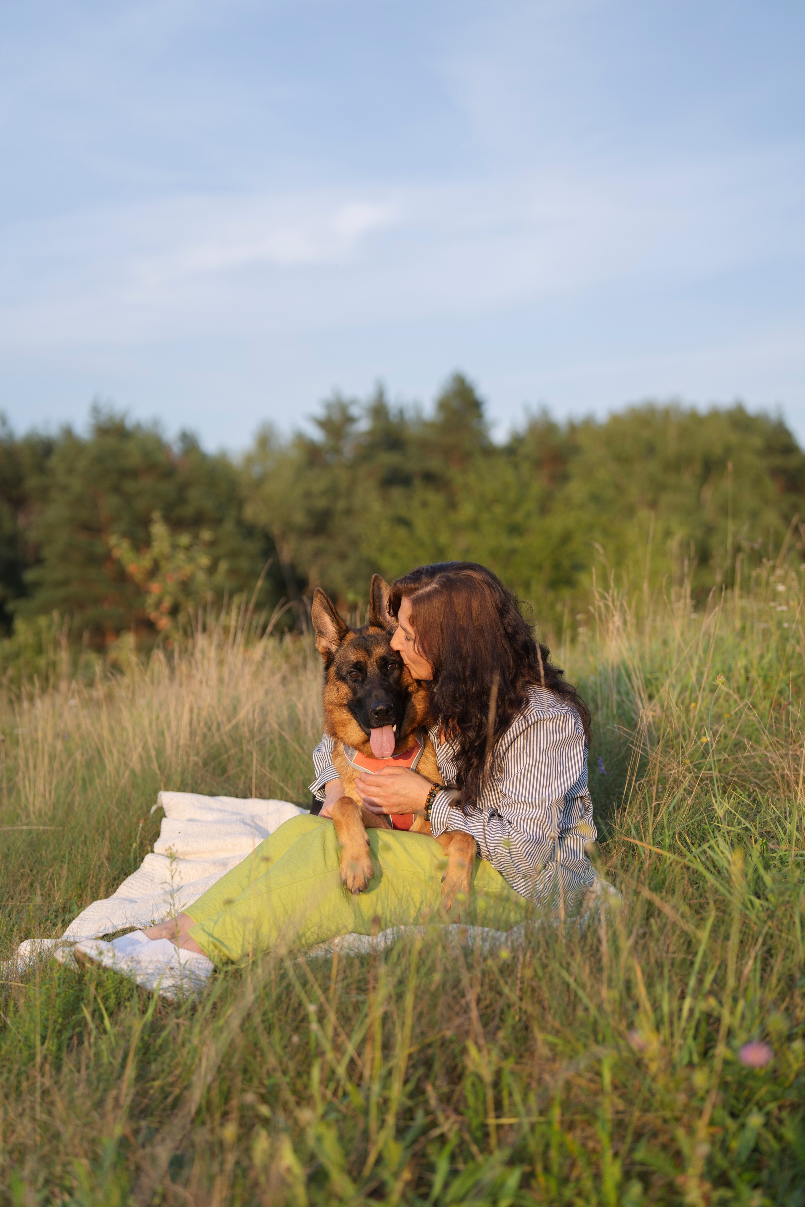 Edita ir Akela obelų ir laukų apsupty. Vita Klimaševska ○ Fluffy Soulmate Photography